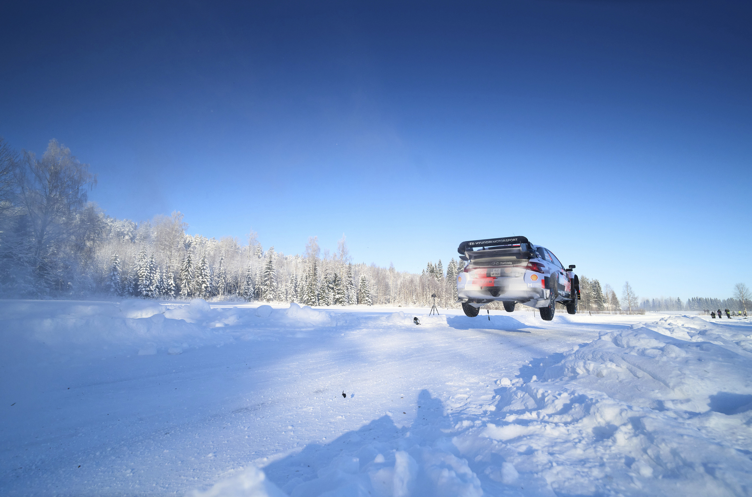 현대 i20 N 랠리1이 눈길을 질주하는 모습