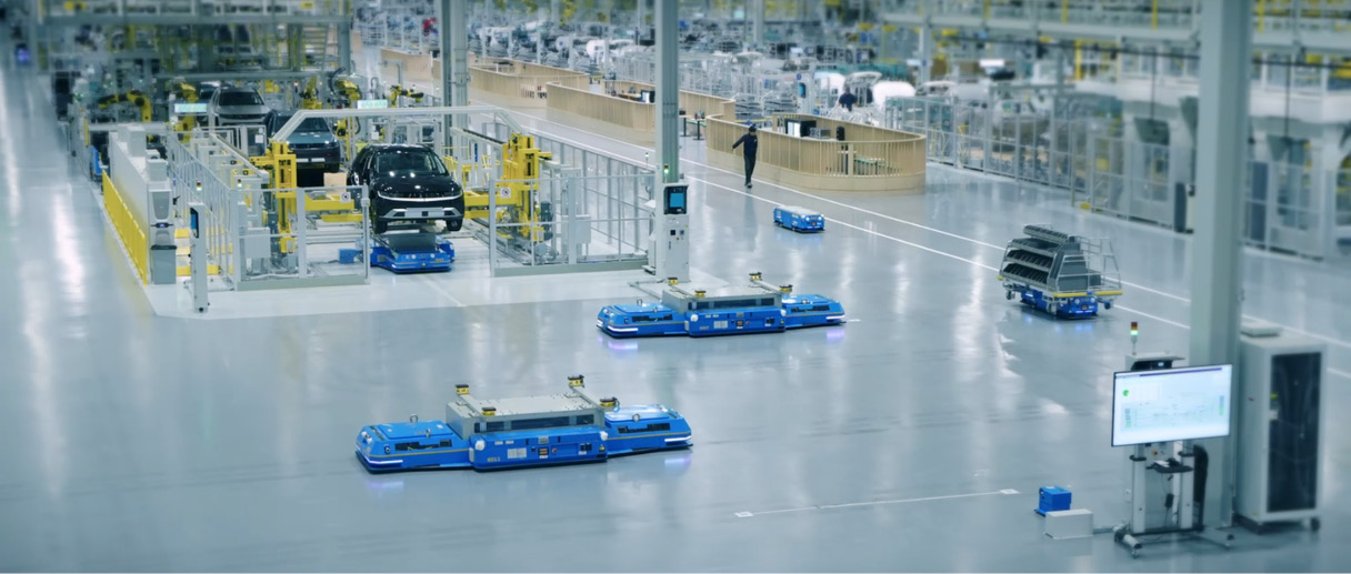 HMGMA 내부에서 자율주행 물류 로봇이 이동 중인 모습