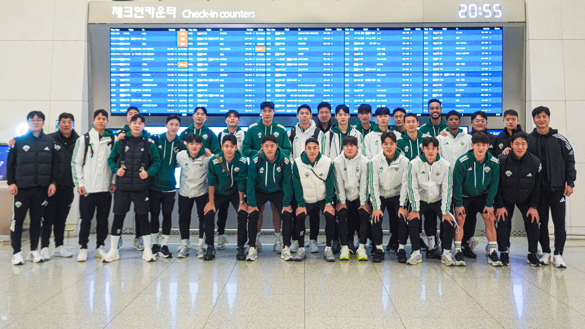 공항에서 전북 현대 모터스 팀 단체 사진