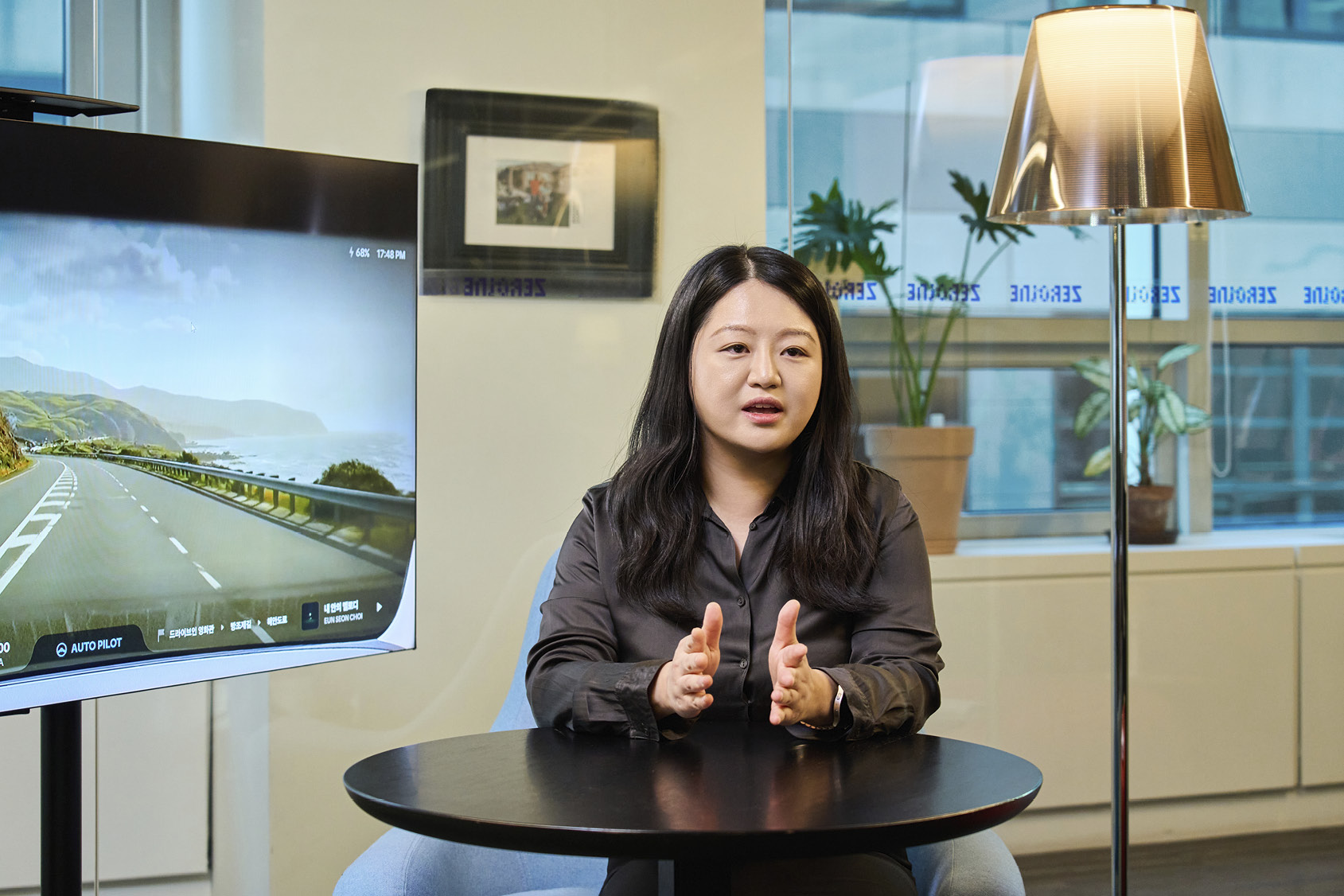 AI 플레이그라운드의 기획 의도를 소개하는 담당자의 모습