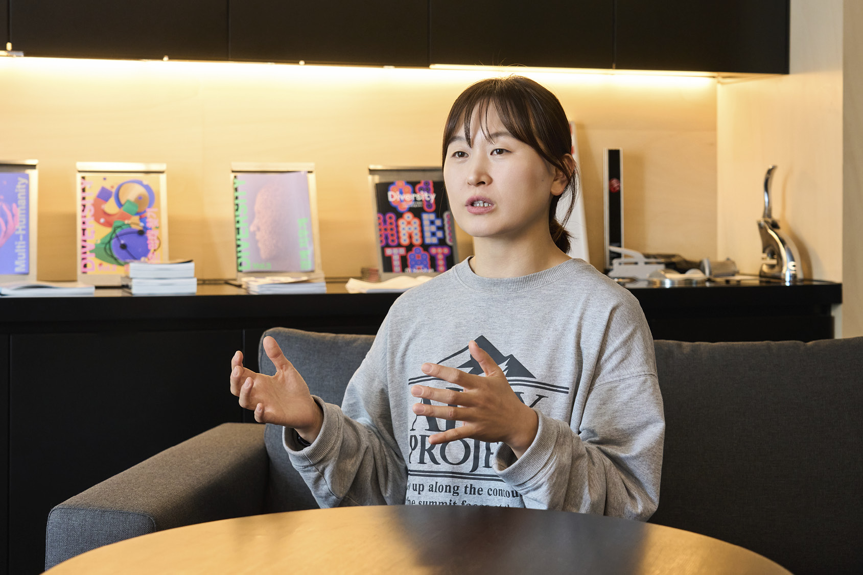 커뮤니티로서의 AI 플레이그라운드에 대해 소개하는 기획자의 모습