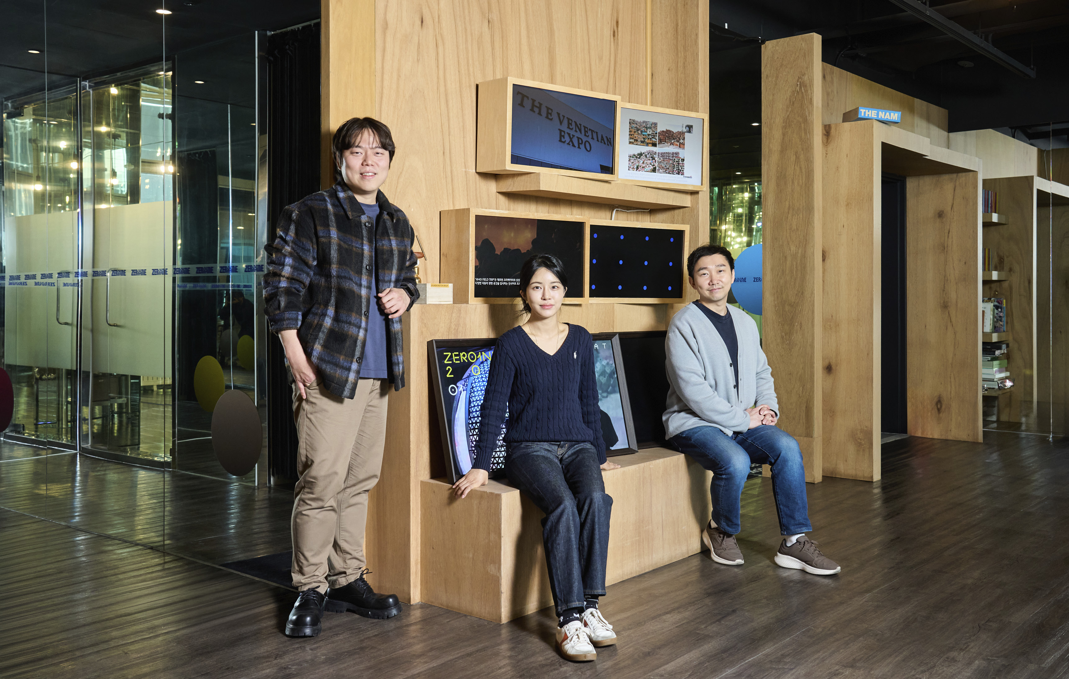 UX 디자인과 전시 총괄을 담당한 직원들의 모습