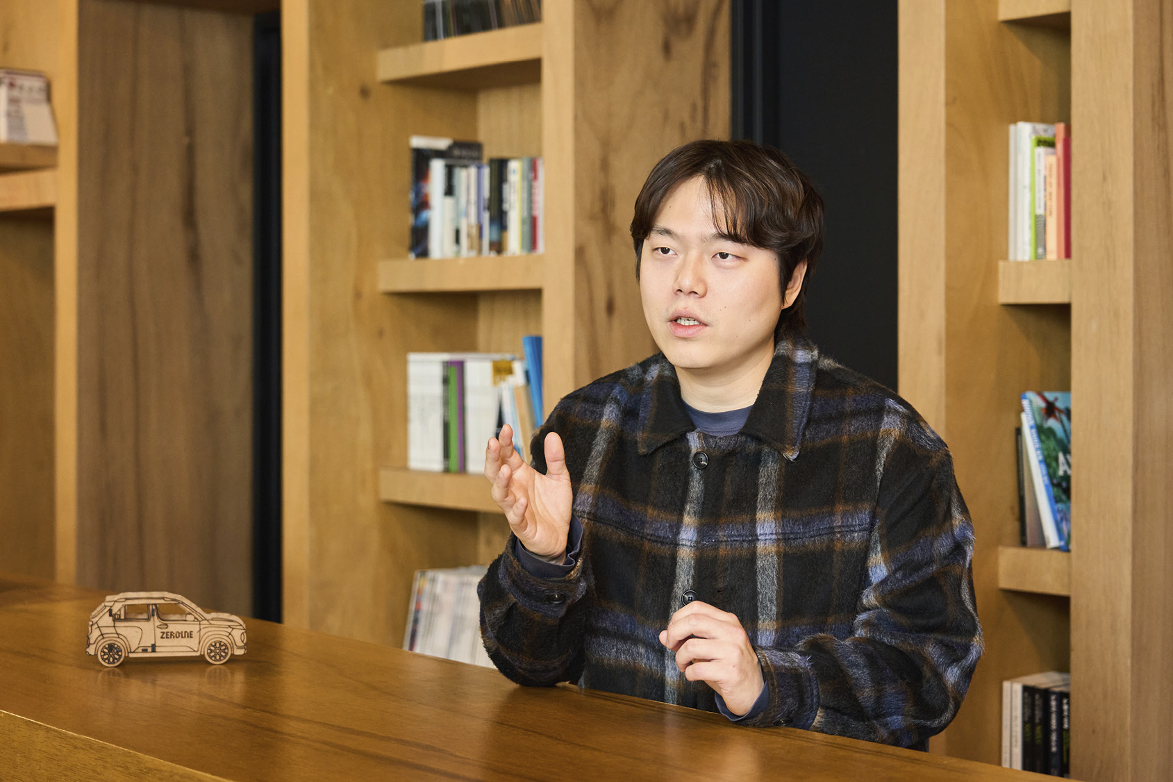 UX 디자인을 담당한 직원의 인터뷰 모습