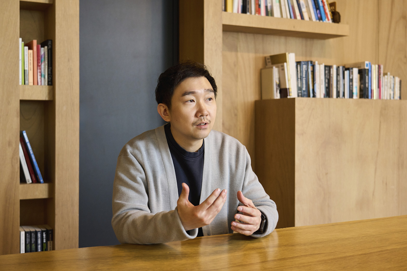 UX 디자인을 담당한 연구원의 인터뷰 사진