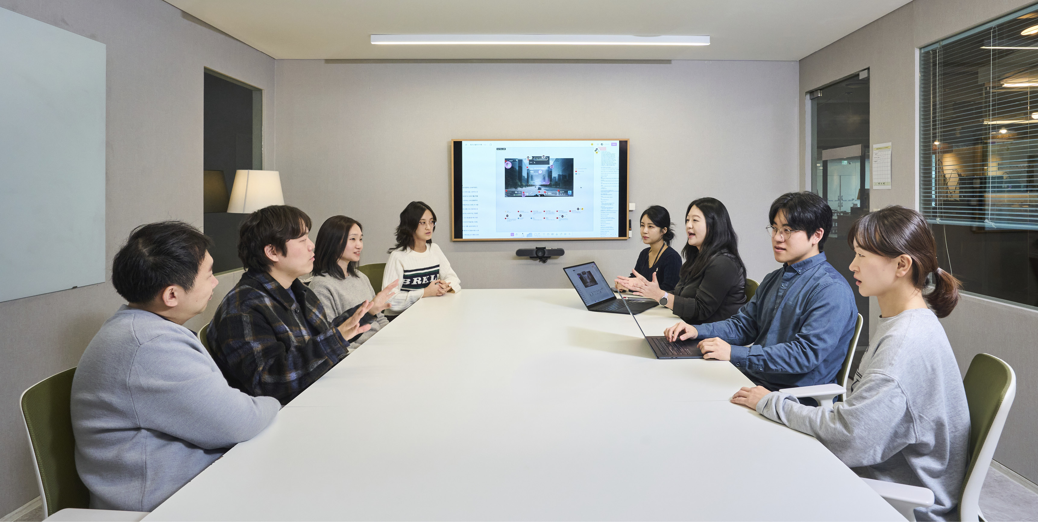 AI 플레이그라운드 구성원들이 회의를 진행하는 모습