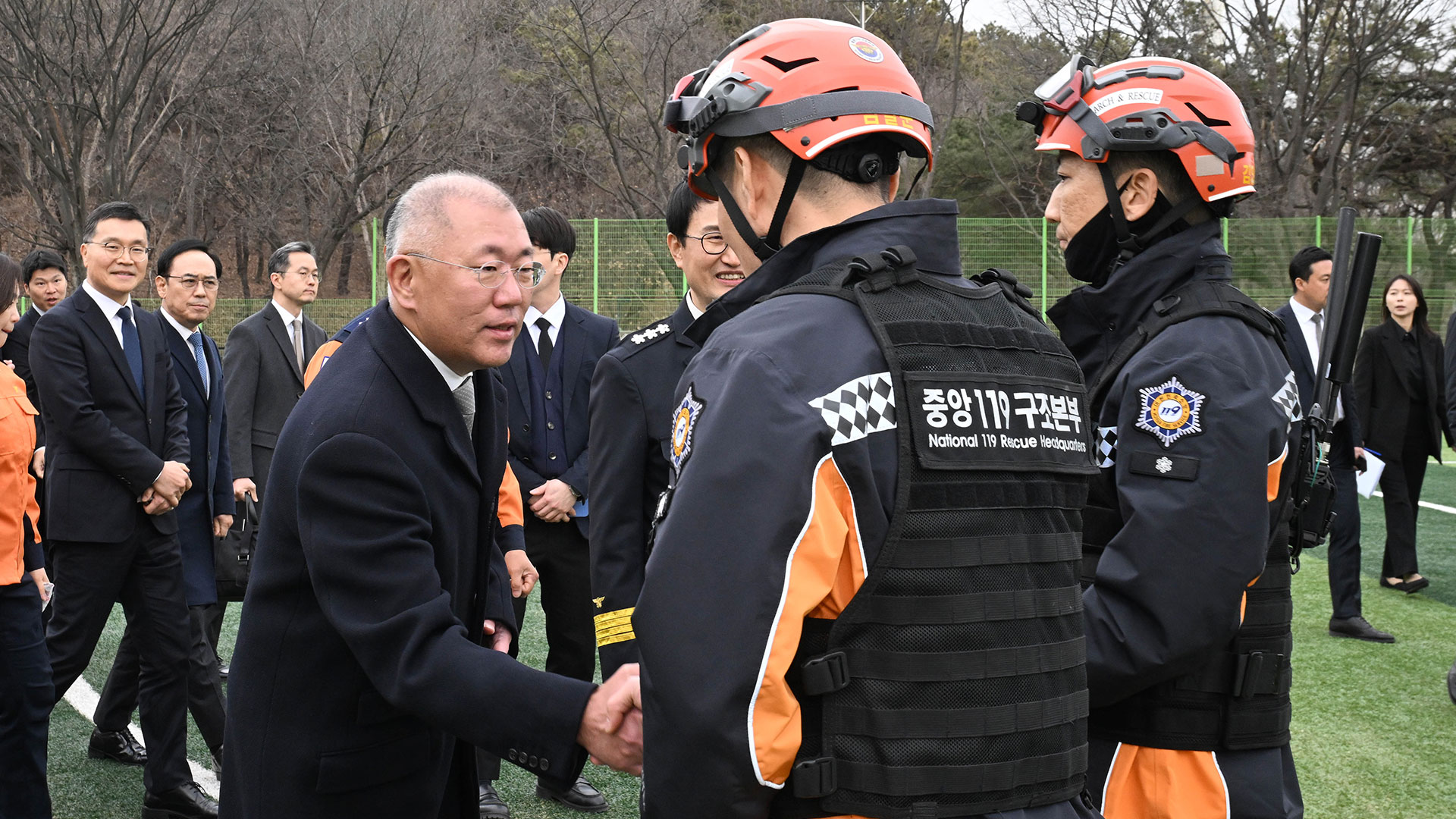 현대차그룹 정의선 회장이 기증 행사에 참석한 소방관들을 격려하고 있는 모습