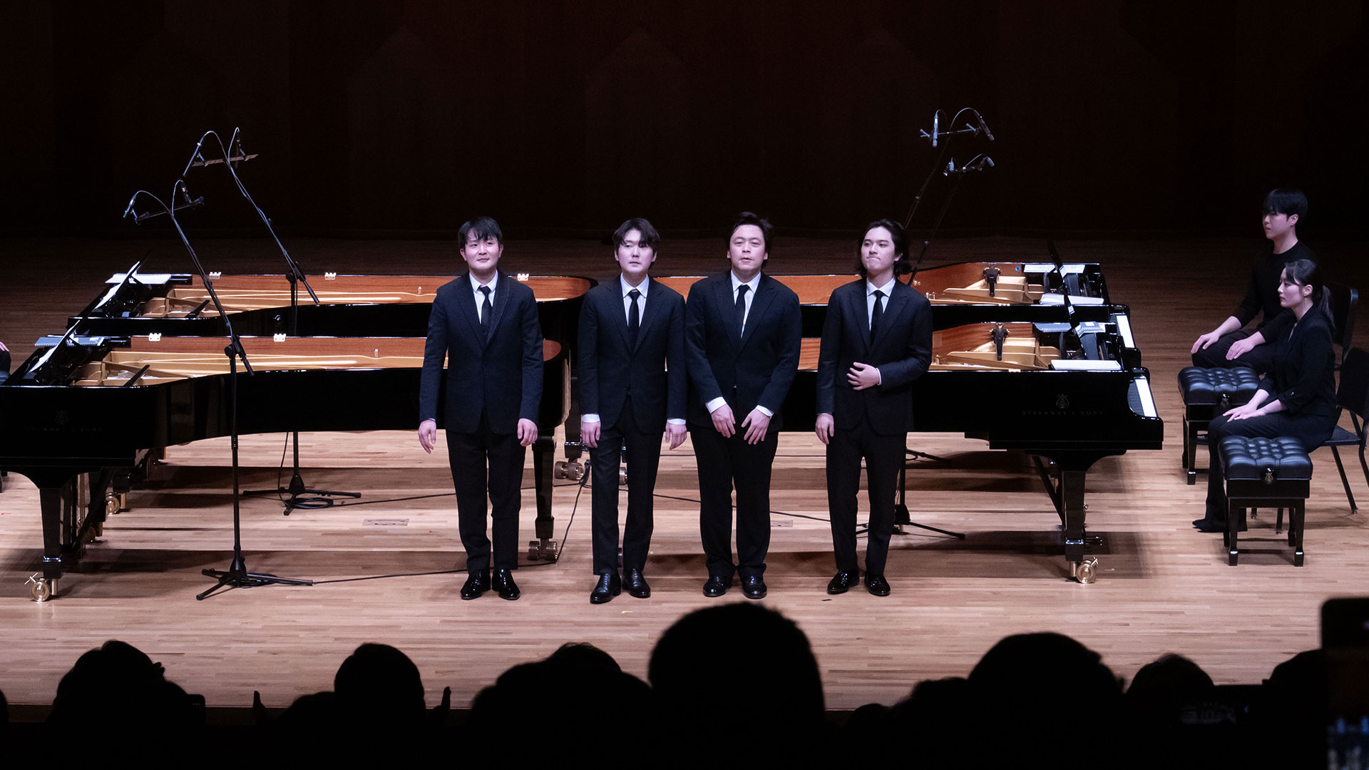 『아산 정주영 서거 25주기 추모 음악회 : 이어지는 울림』에 참여한 김선욱, 선우예권, 조성진, 임윤찬이 연주를 마치고 관객들에게 인사하고 있다.-2