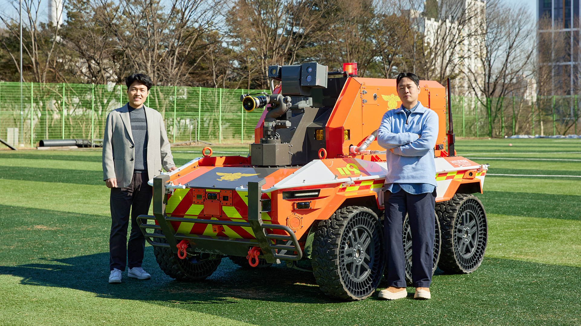 Jeong-woo Oh, a senior researcher at Hyundai Rotem, and Kyung-ho Shin, a senior researcher at Hyundai Mobis