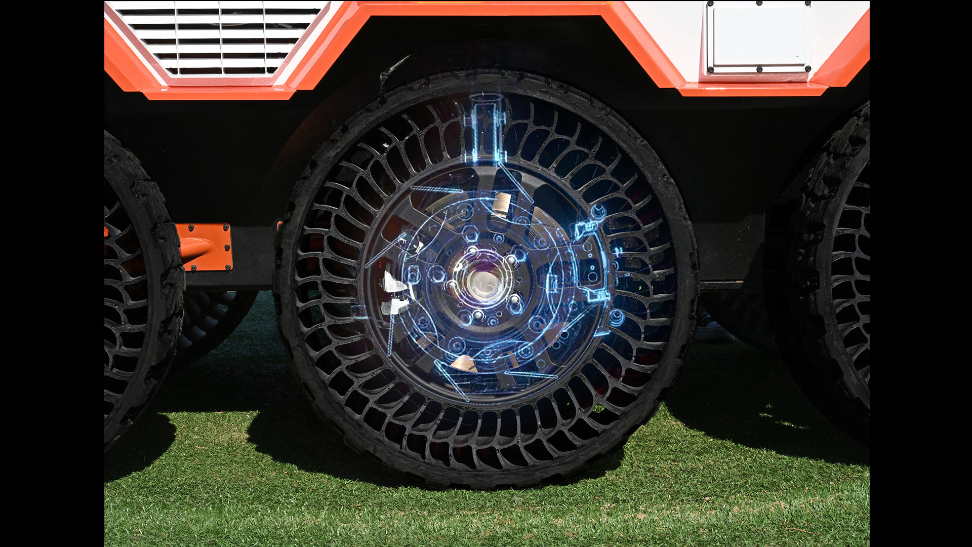 각 바퀴를 독립적으로 제어해 잔해가 많은 화재 현장에서도 정밀한 기동을 구현하는 6X6 인휠모터 시스템