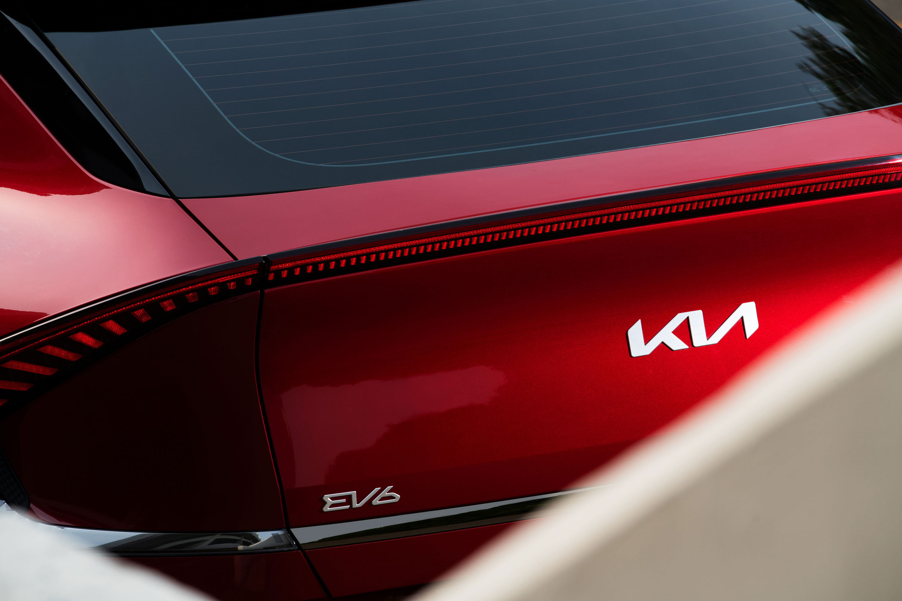 빨간색 기아 EV6 차량의 후면부와 테일램프\