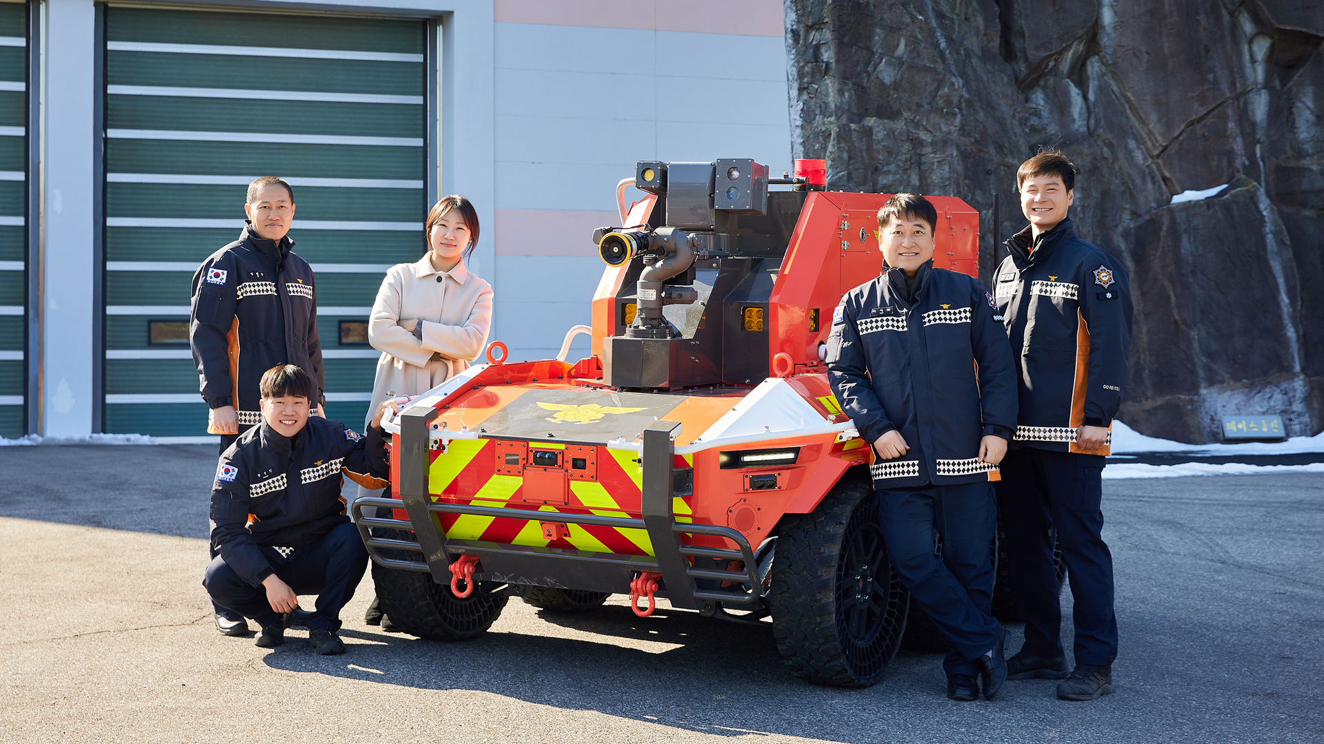 Soo-min Kim, Senior Manager of the Hyundai Motor Group CSR Team, and firefighters from the Capital Region 119 Special Rescue Team