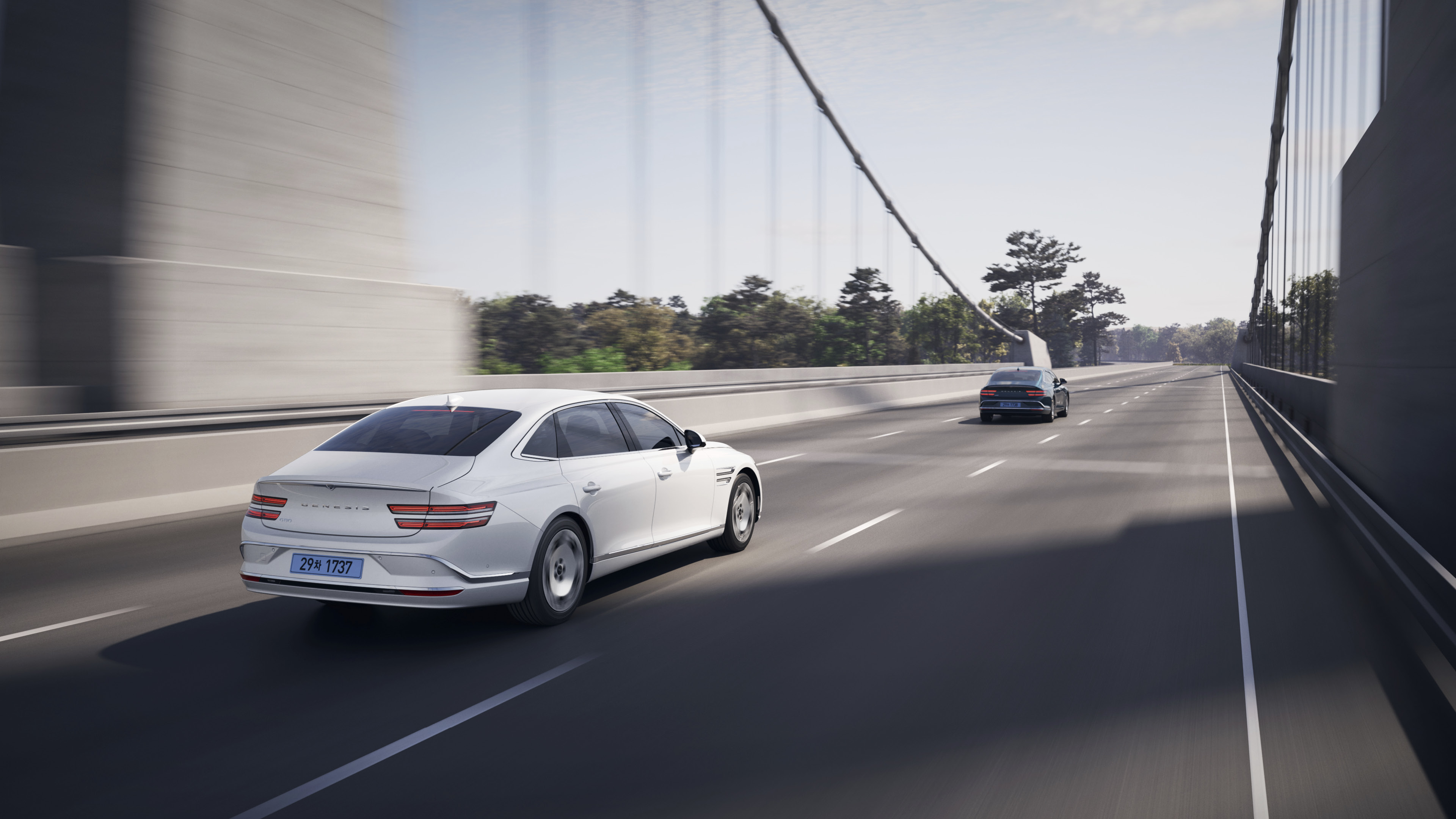 제네시스 세단이 다리 위를 달리고 있는 모습