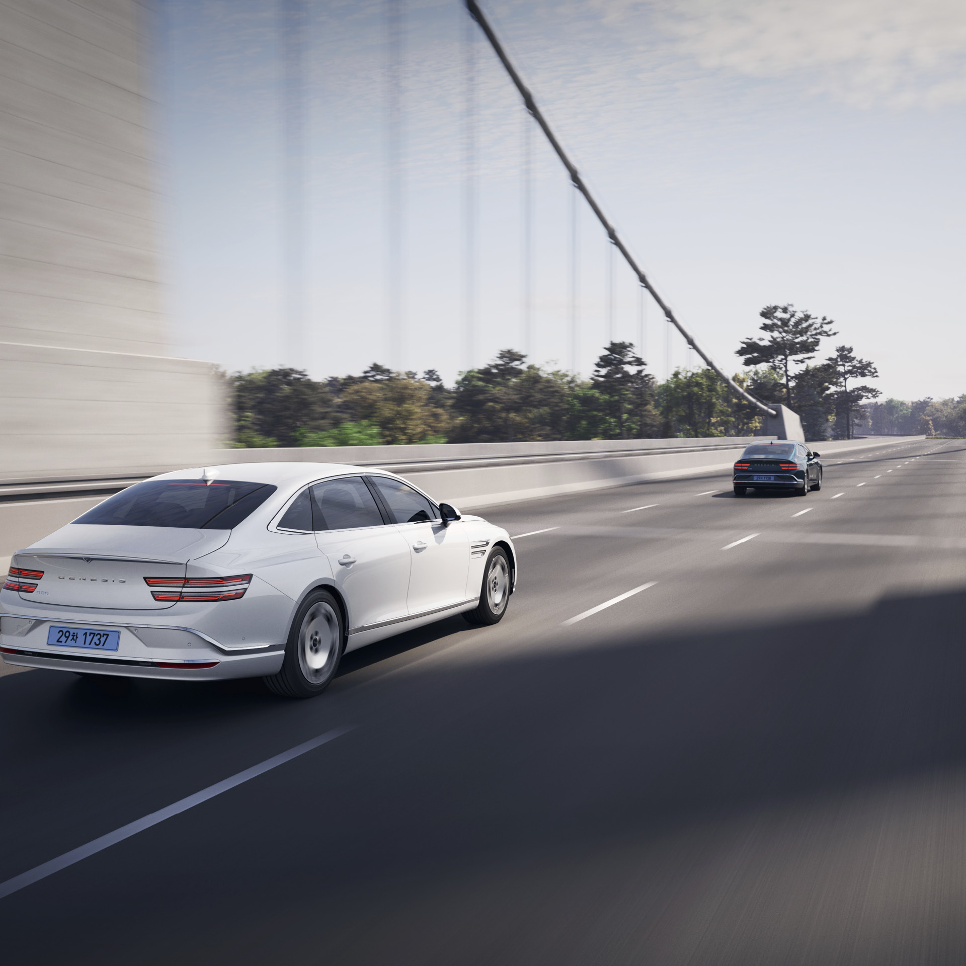 제네시스 세단이 다리 위를 달리고 있는 모습