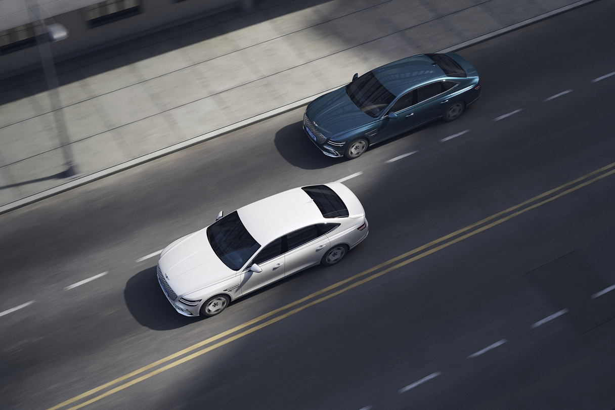 도심을 달리는 2대의 세단