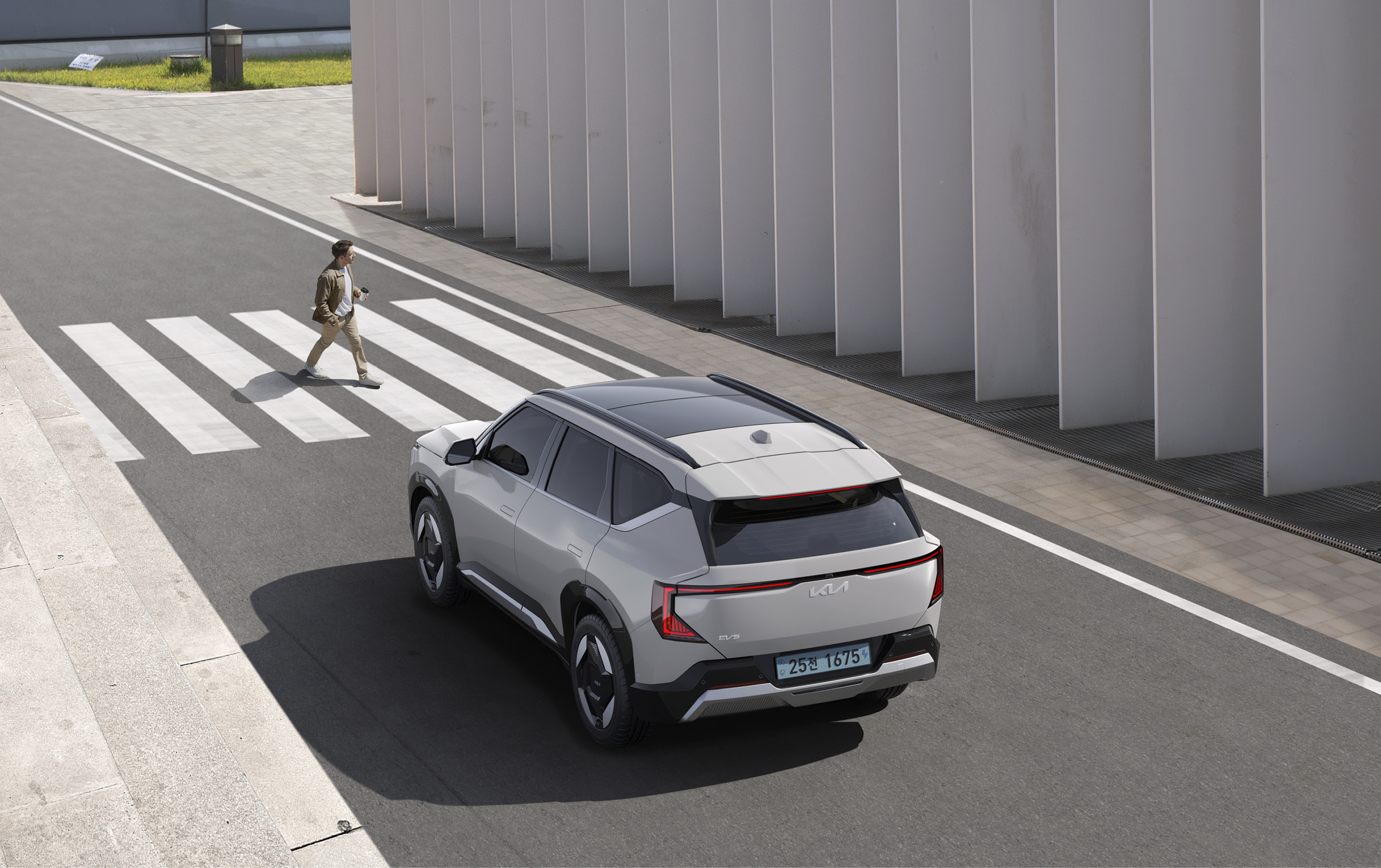 횡단보도 보행자를 대기 중인 차량