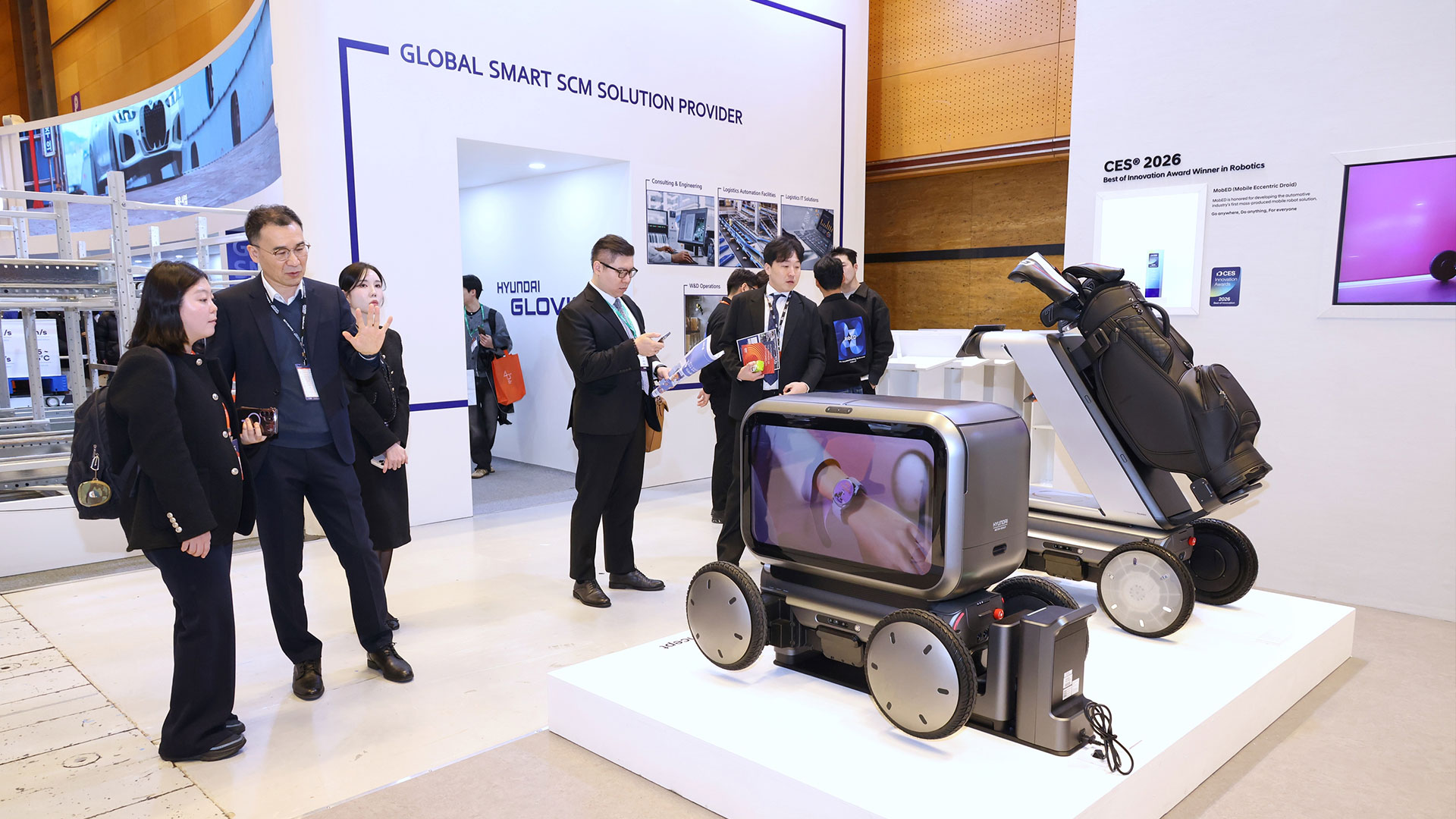 AW2026 전시장 내 현대차·기아 로보틱스랩 부스에서 관람객들이 모베드 콘셉트 모델을 둘러보는 모습.