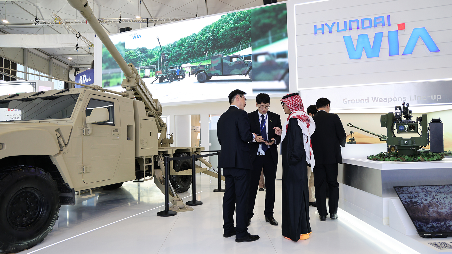 현대위아 부스에서 관람객과 대화