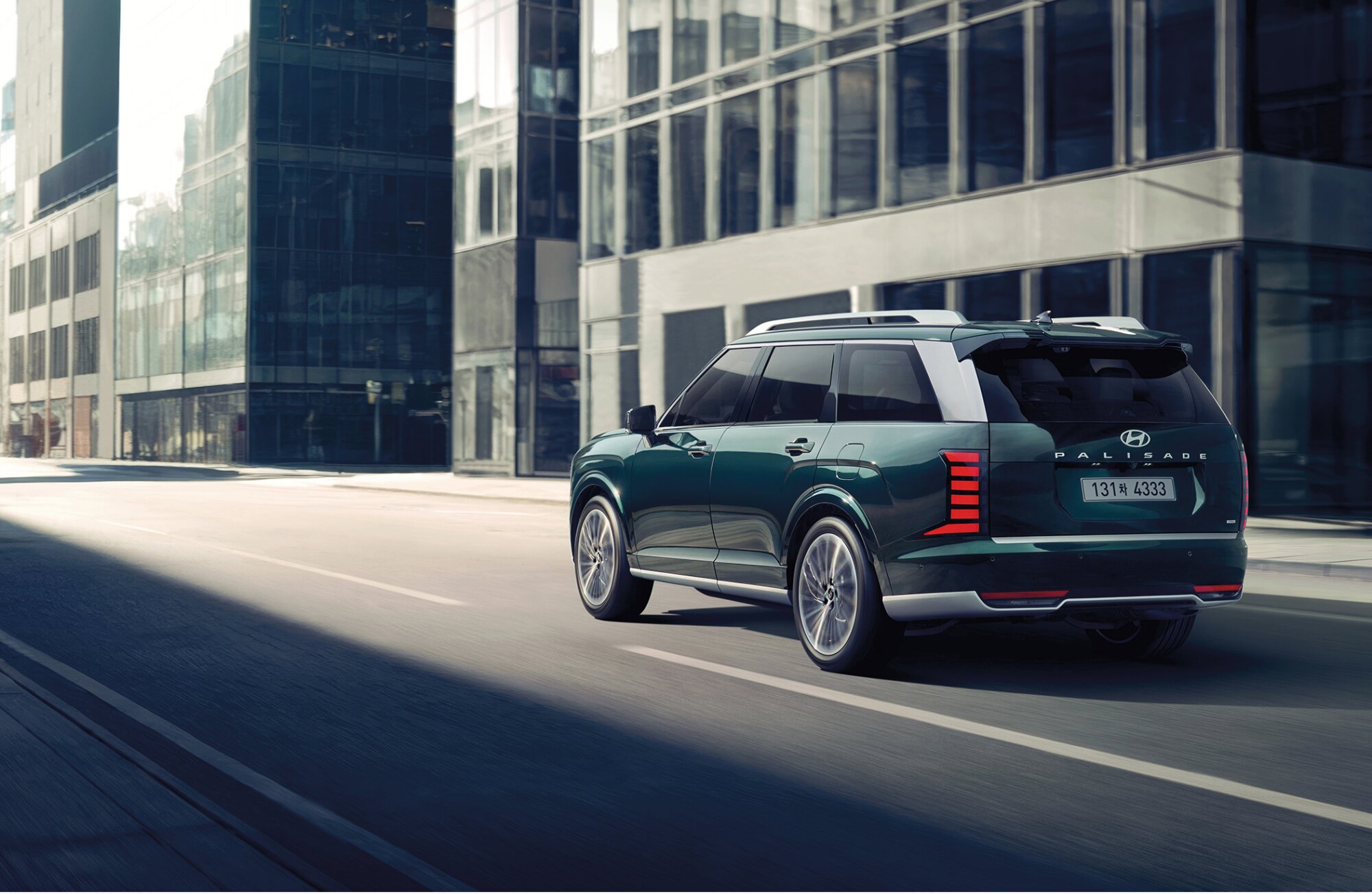 웨이모 자율주행 테스트 차량이 도심을 달리고 있다