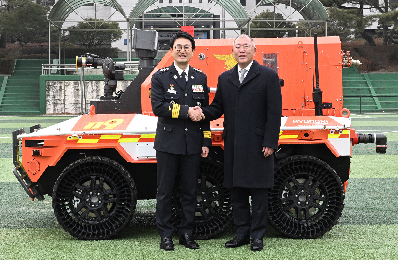 Euisun Chung, Executive Chair of Hyundai Motor Group and Seung-ryong Kim, Acting Commissioner of the National Fire Agency