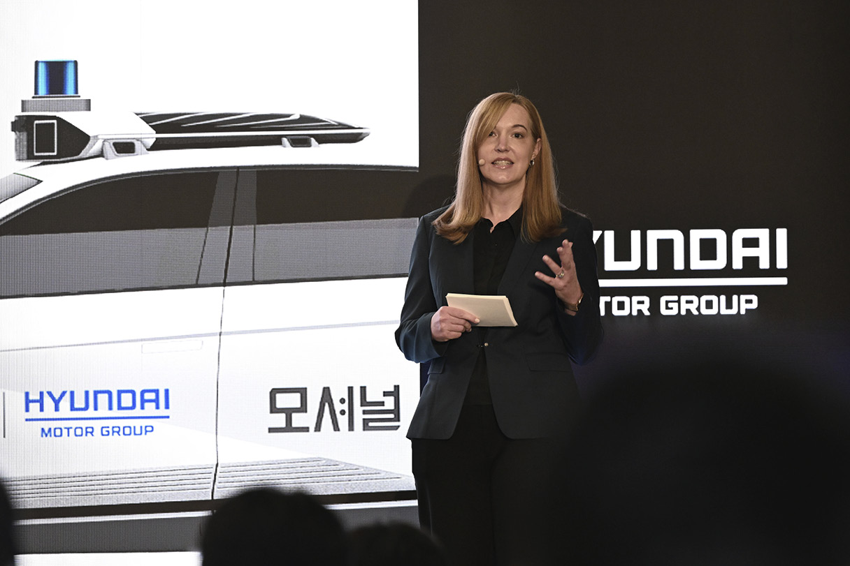 모셔널 CEO 로라 메이저가 연단에서 발표하는 모습