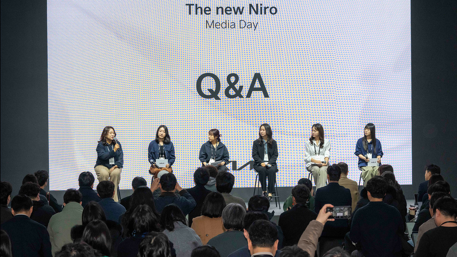 국내마케팅1팀 정윤경 책임매니저, 국내상품1팀 김새린 매니저, MSV프로젝트5팀 백경은 연구원, 기아넥스트CMF팀 이설희 책임연구원, 기아넥스트내장DEX팀 이은옥 책임연구원, 기아넥스트디자인외장1팀 최정미 연구원이 ‘더 뉴 니로 미디어 데이’에서 질의에 답하고 있는 모습
