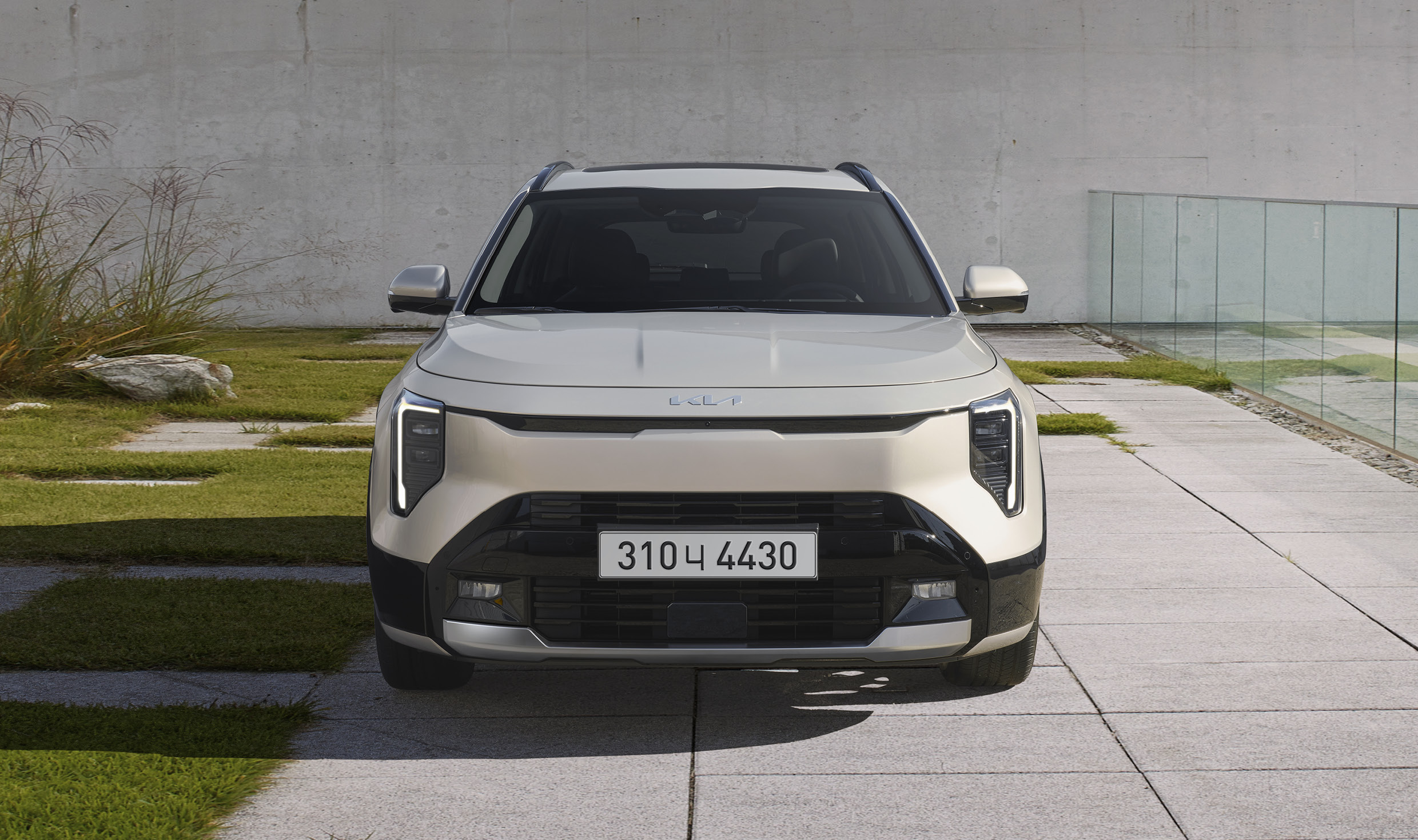 더 뉴 니로 건물 외부 정면 정차 모습