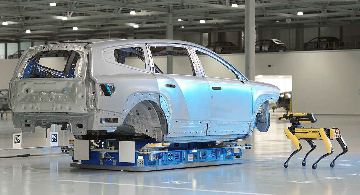 생산 공장 내에서 차량을 검사 중인 스팟