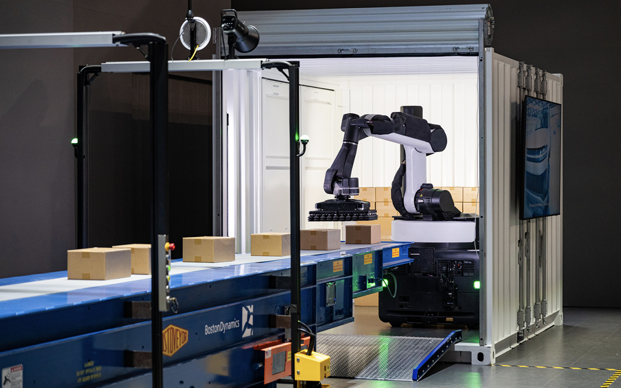 물류 작업 중인 보스턴 다이내믹스의 스트레치