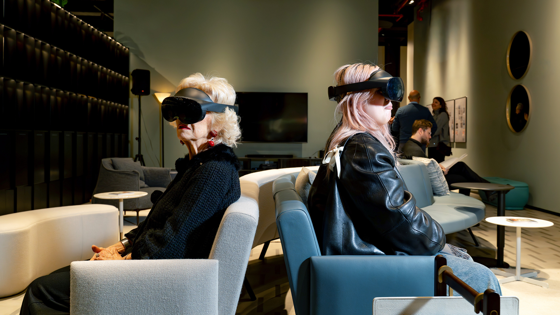 뉴욕 전시에서 VR를 체험하는 관람객