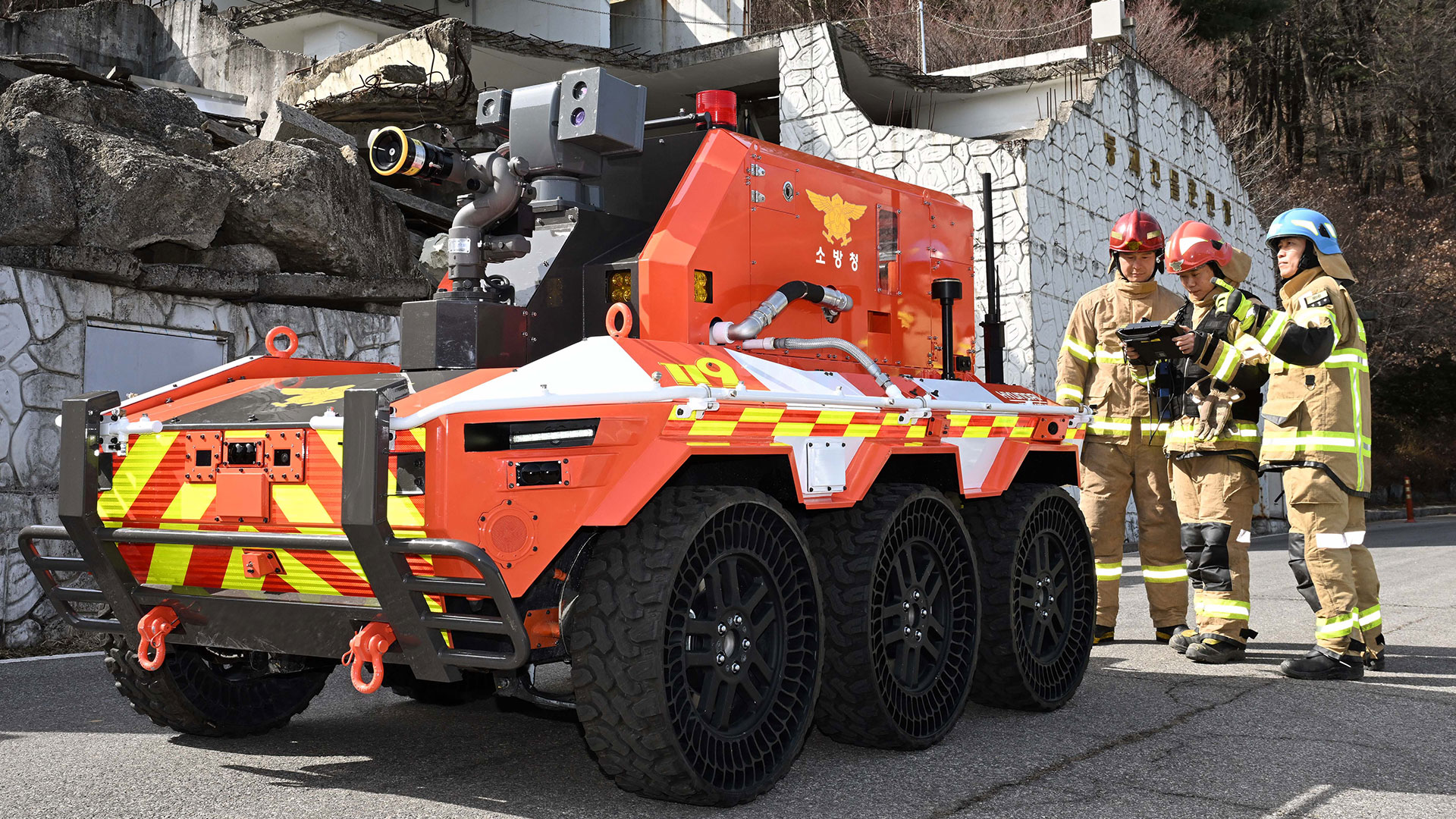 무인소방로봇을 운용하고 있는 중앙 119 구조본부 전준영 주임, 황정민 반장, 임팔순 구조대장 (왼쪽부터)