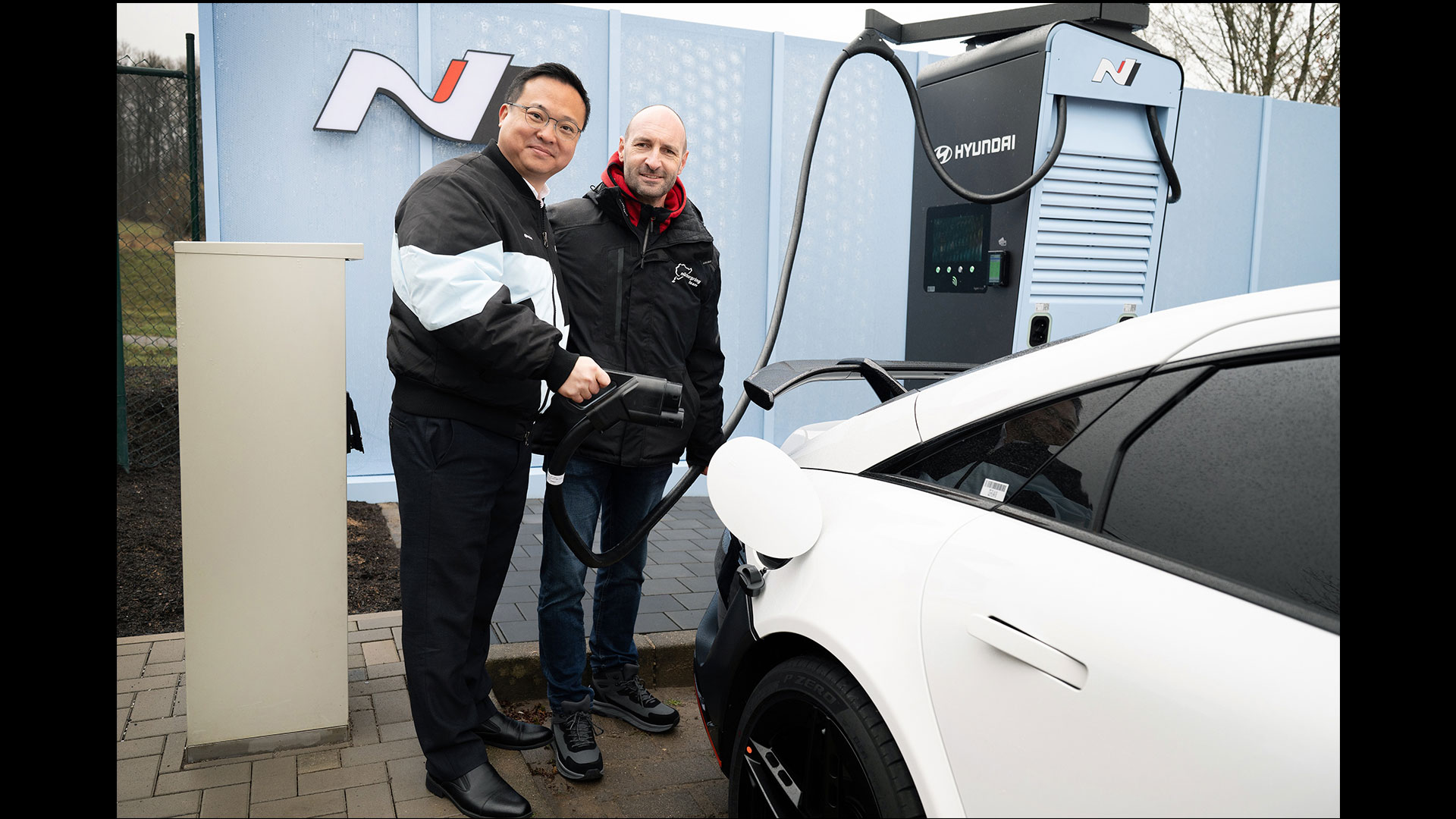 왼쪽부터 박준우 현대차 N매니지먼트실장(상무), 잉고 뵈더(Ingo Böder) 뉘르부르크링 CEO가 ‘뉘르부르크링 N 급속 충전소’ 개소식에서 기념 촬영하고 있다.