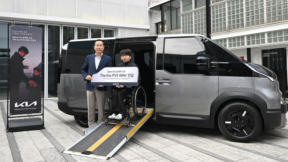 기아, 디플러스 기아 권재혁 선수에 '더 기아 PV5 WAV' 전달-main