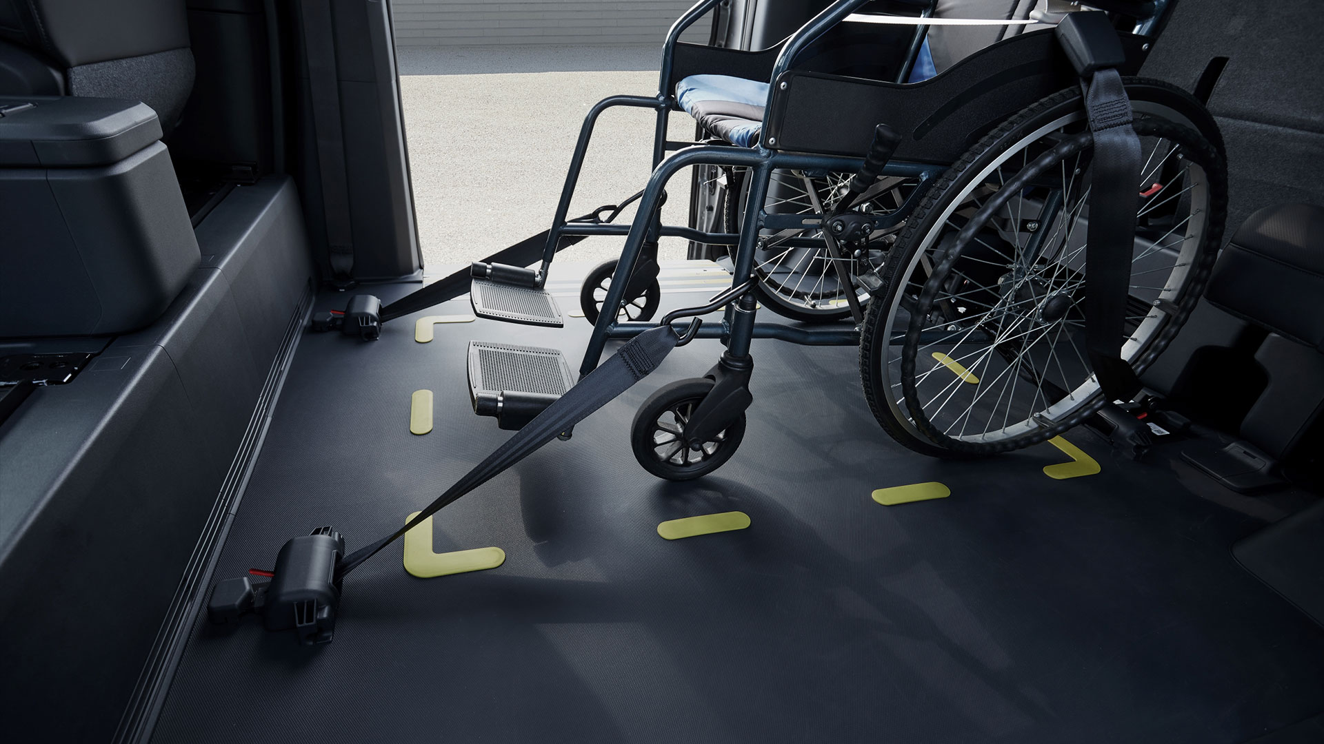 더 기아 PV5 WAV 차량 내부에 휠체어가 체결된 모습