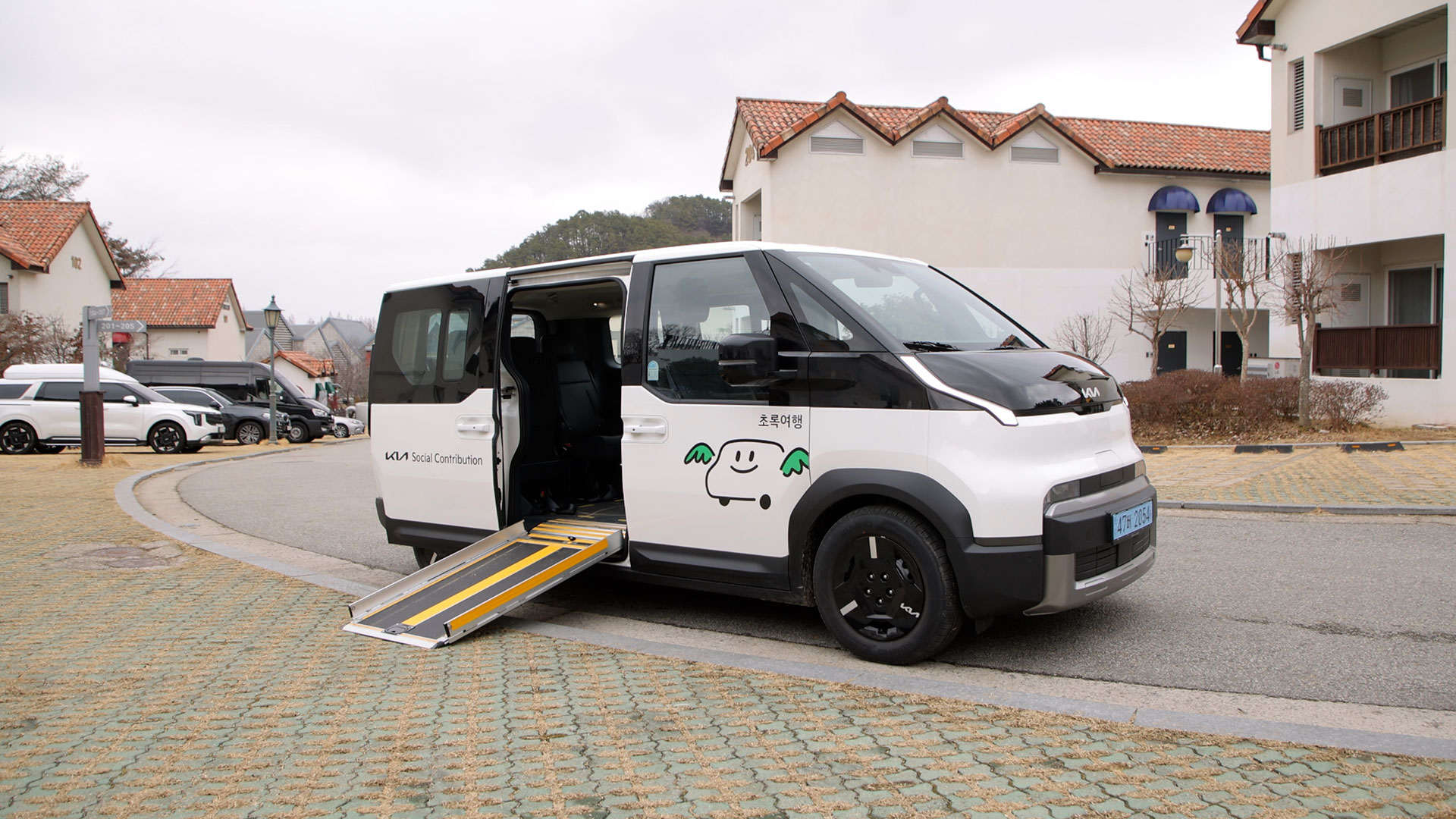 초록여행 PV5 WAV 차량