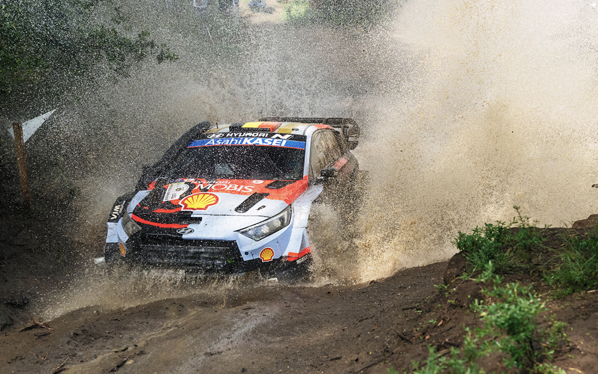 i20N Rally 1 is passing through a puddle of water