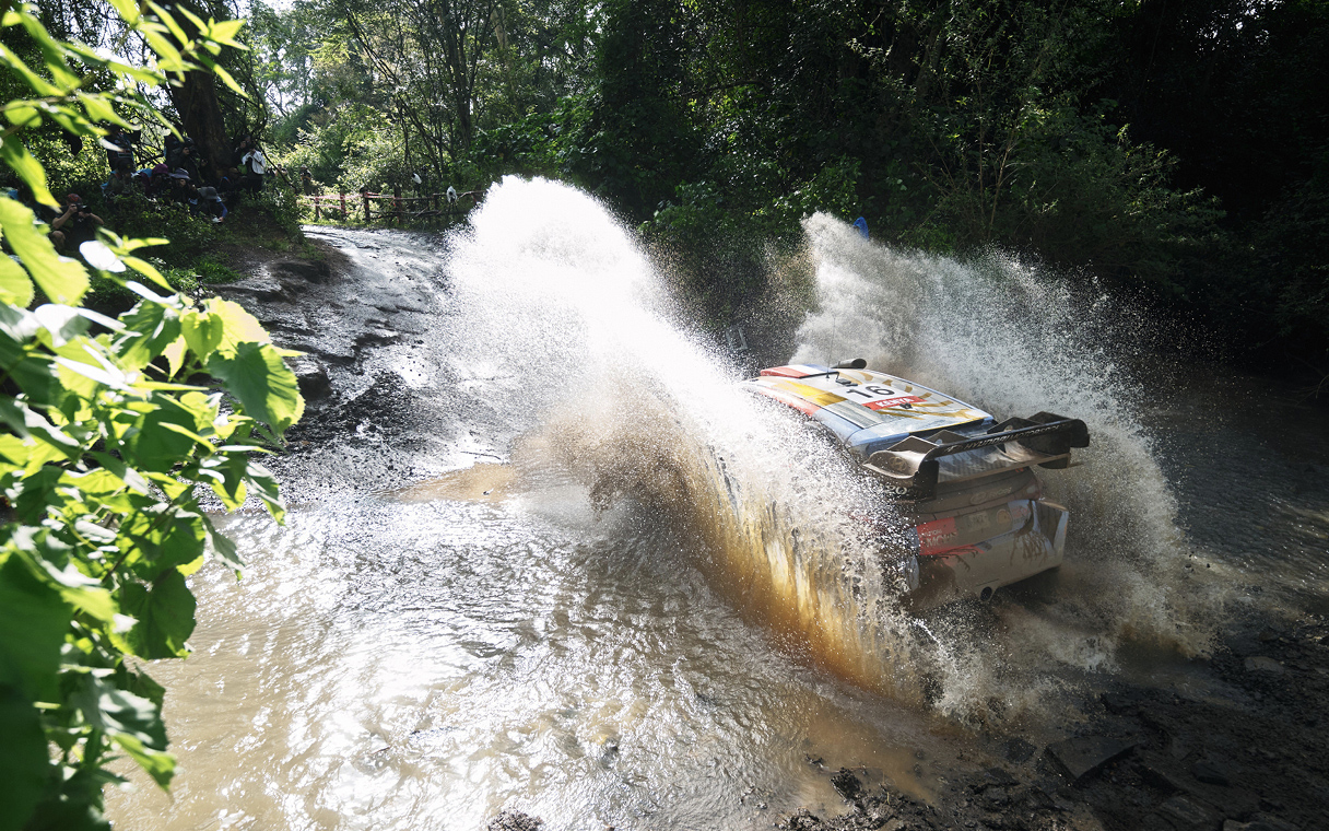 i20 N 랠리1 경주차가 물웅덩이를 지나가는 모습