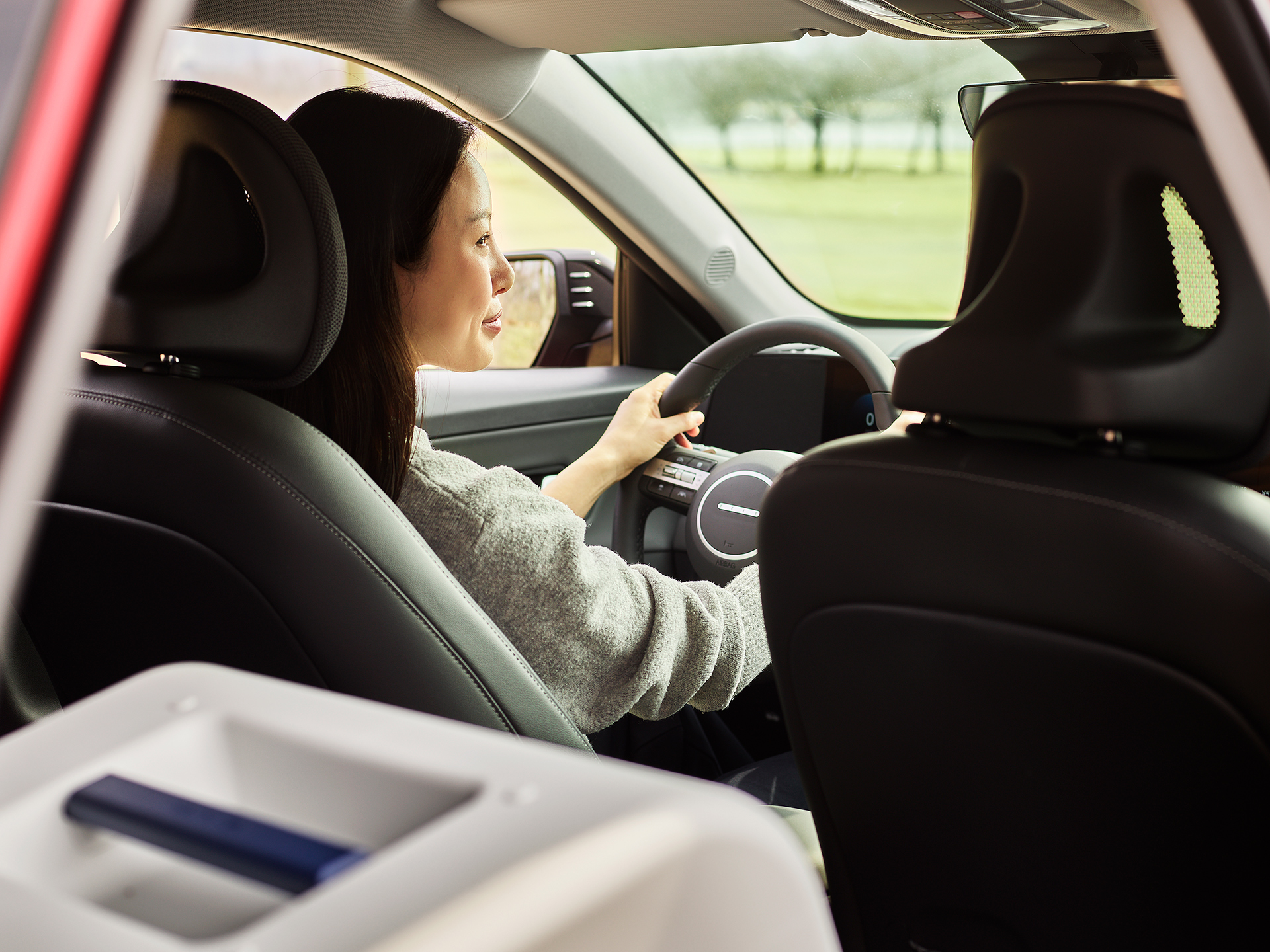 코나 일렉트릭을 운전하는 김로와 작가