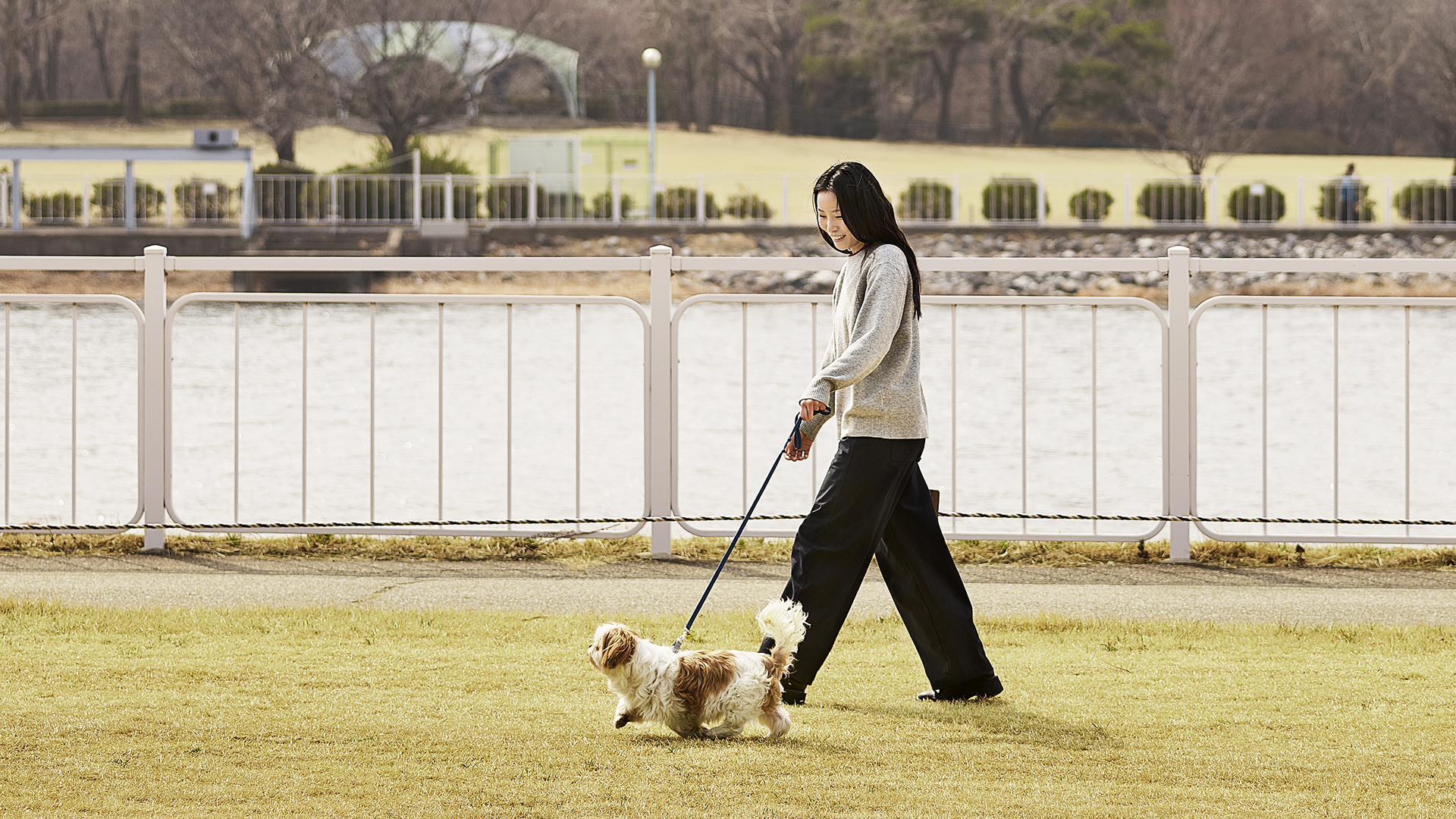 산책하는 반려견 잔디와 김로와 작가