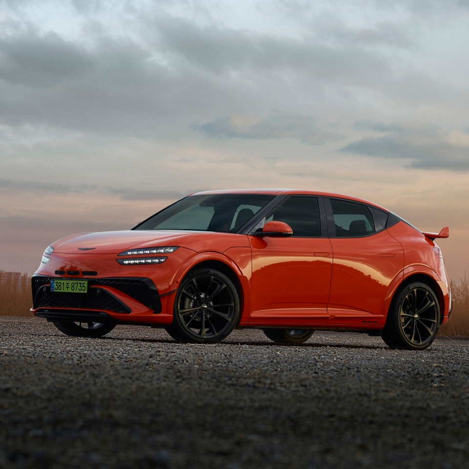 석양 아래 선명하게 드러나는 제네시스 GV60 마그마의 압도적 존재감. 럭셔리 고성능 EV만의 차별화된 디테일을 느껴보세요.