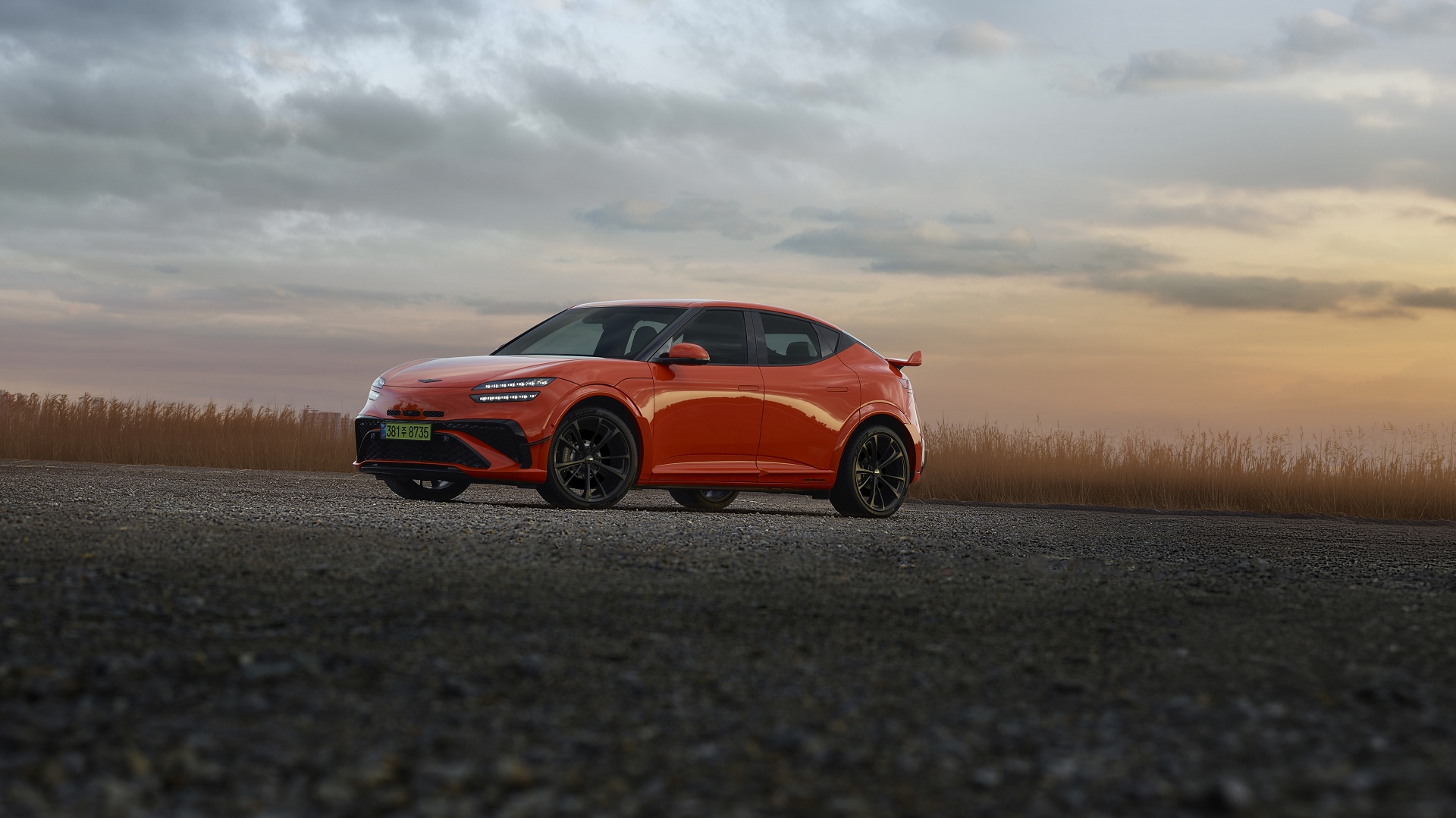 석양 아래 선명하게 드러나는 제네시스 GV60 마그마의 압도적 존재감. 럭셔리 고성능 EV만의 차별화된 디테일을 느껴보세요.