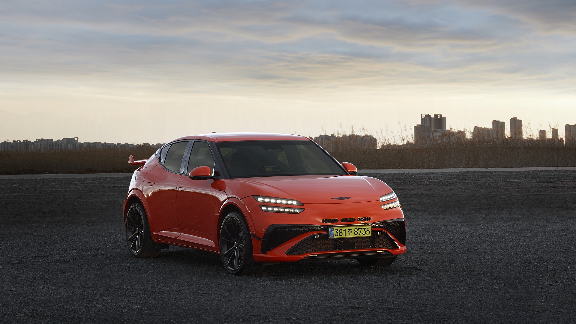 석양 아래 선명하게 드러나는 제네시스 GV60 마그마의 압도적 존재감. 럭셔리 고성능 EV만의 차별화된 디테일을 느껴보세요.