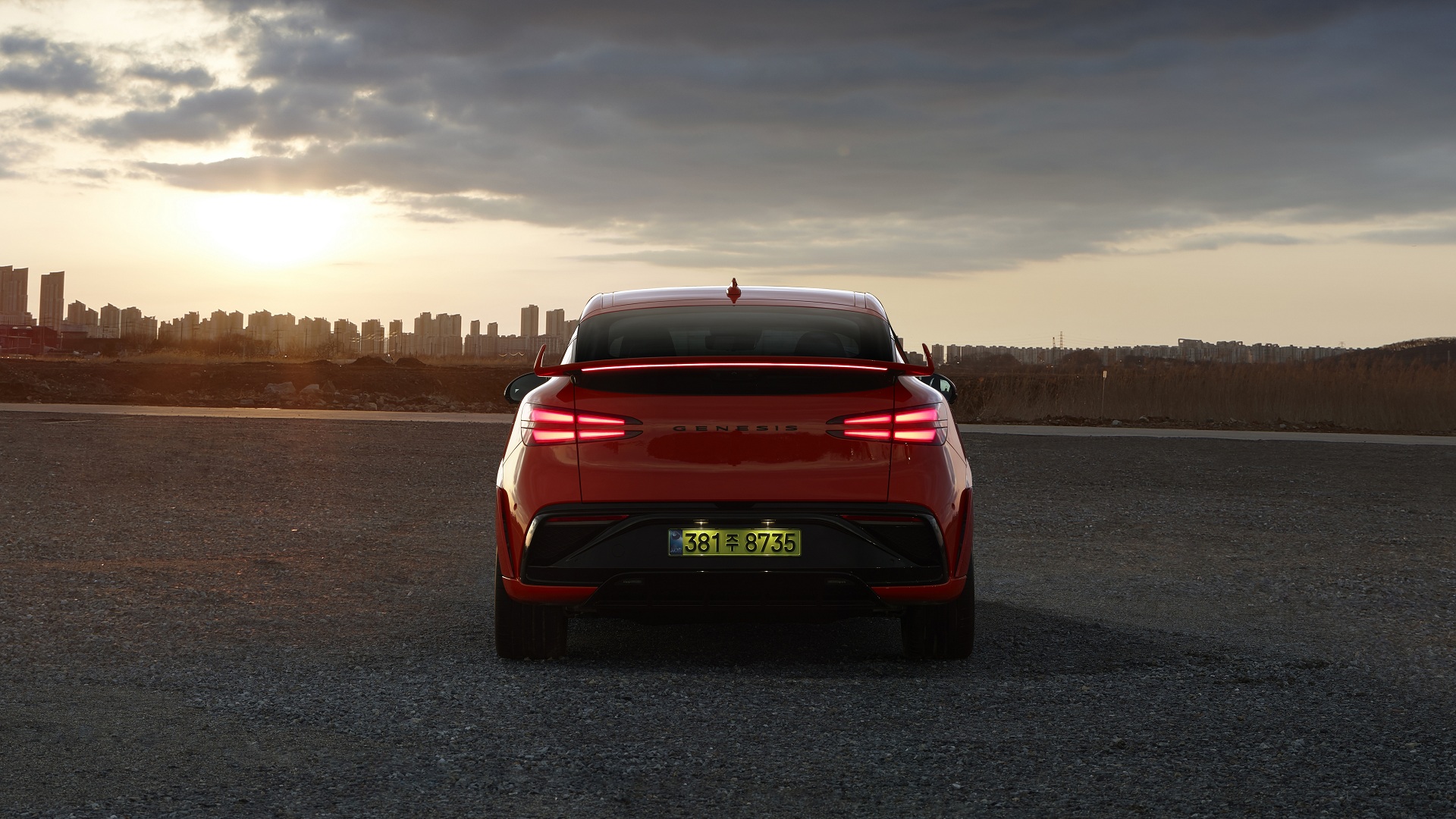 석양 아래 선명하게 드러나는 제네시스 GV60 마그마의 압도적 존재감. 럭셔리 고성능 EV만의 차별화된 디테일을 느껴보세요.