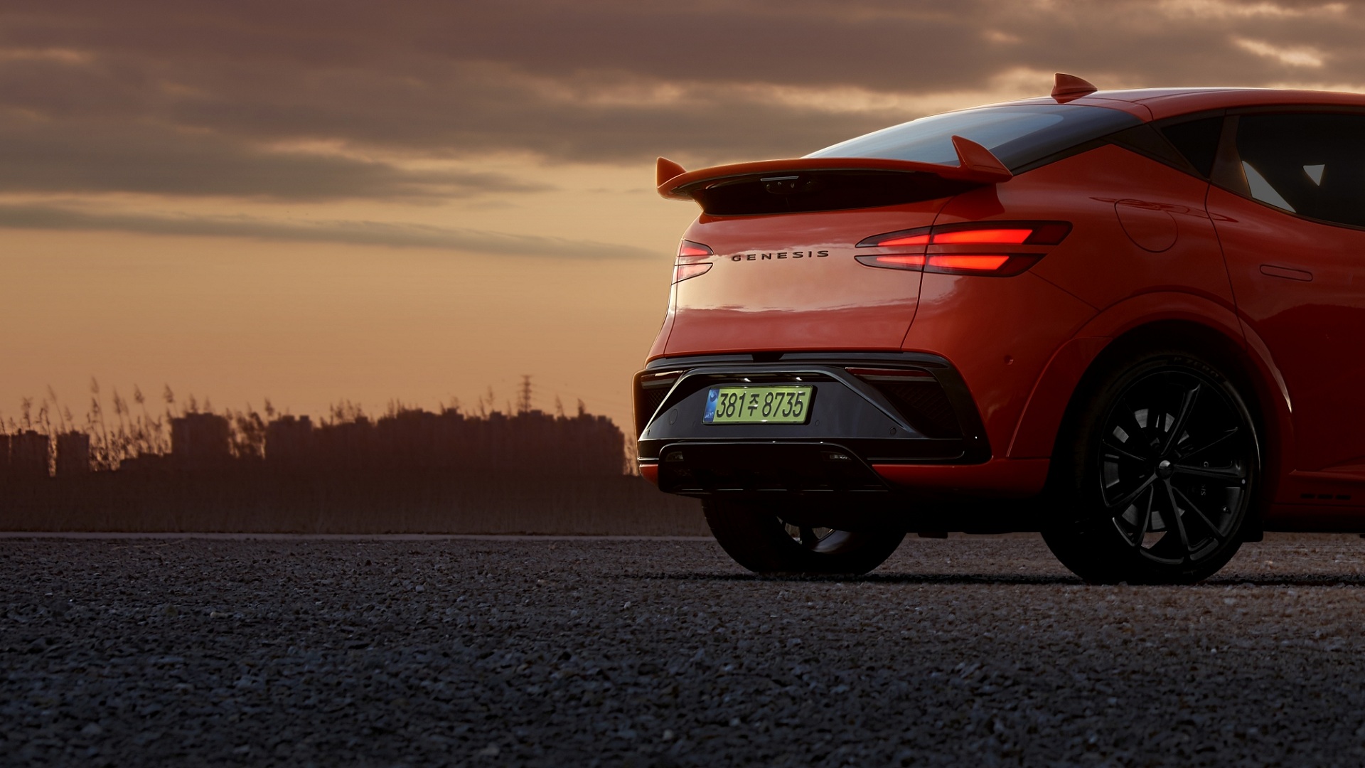 석양 아래 선명하게 드러나는 제네시스 GV60 마그마의 압도적 존재감. 럭셔리 고성능 EV만의 차별화된 디테일을 느껴보세요.