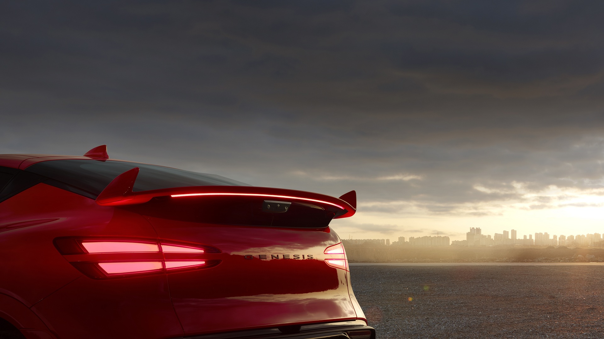 석양 아래 선명하게 드러나는 제네시스 GV60 마그마의 압도적 존재감. 럭셔리 고성능 EV만의 차별화된 디테일을 느껴보세요.