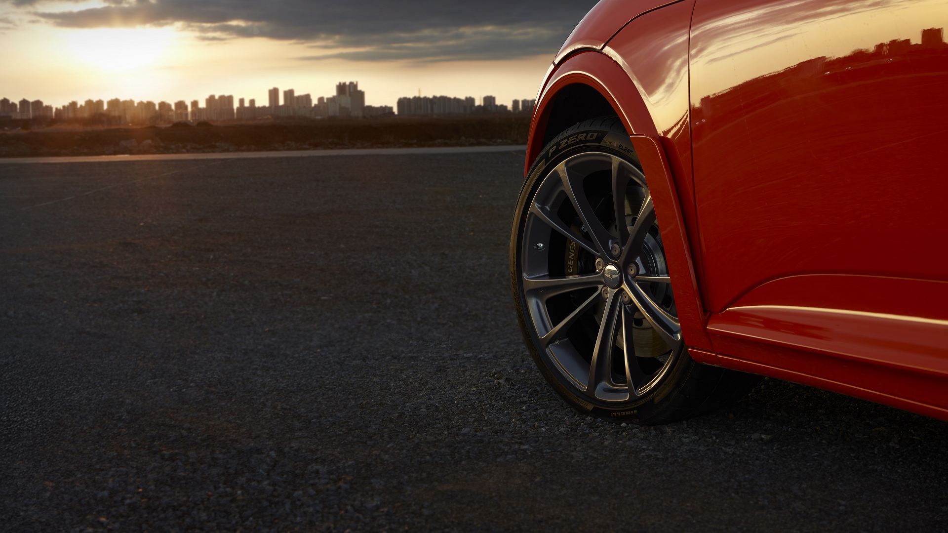 석양 아래 선명하게 드러나는 제네시스 GV60 마그마의 압도적 존재감. 럭셔리 고성능 EV만의 차별화된 디테일을 느껴보세요.