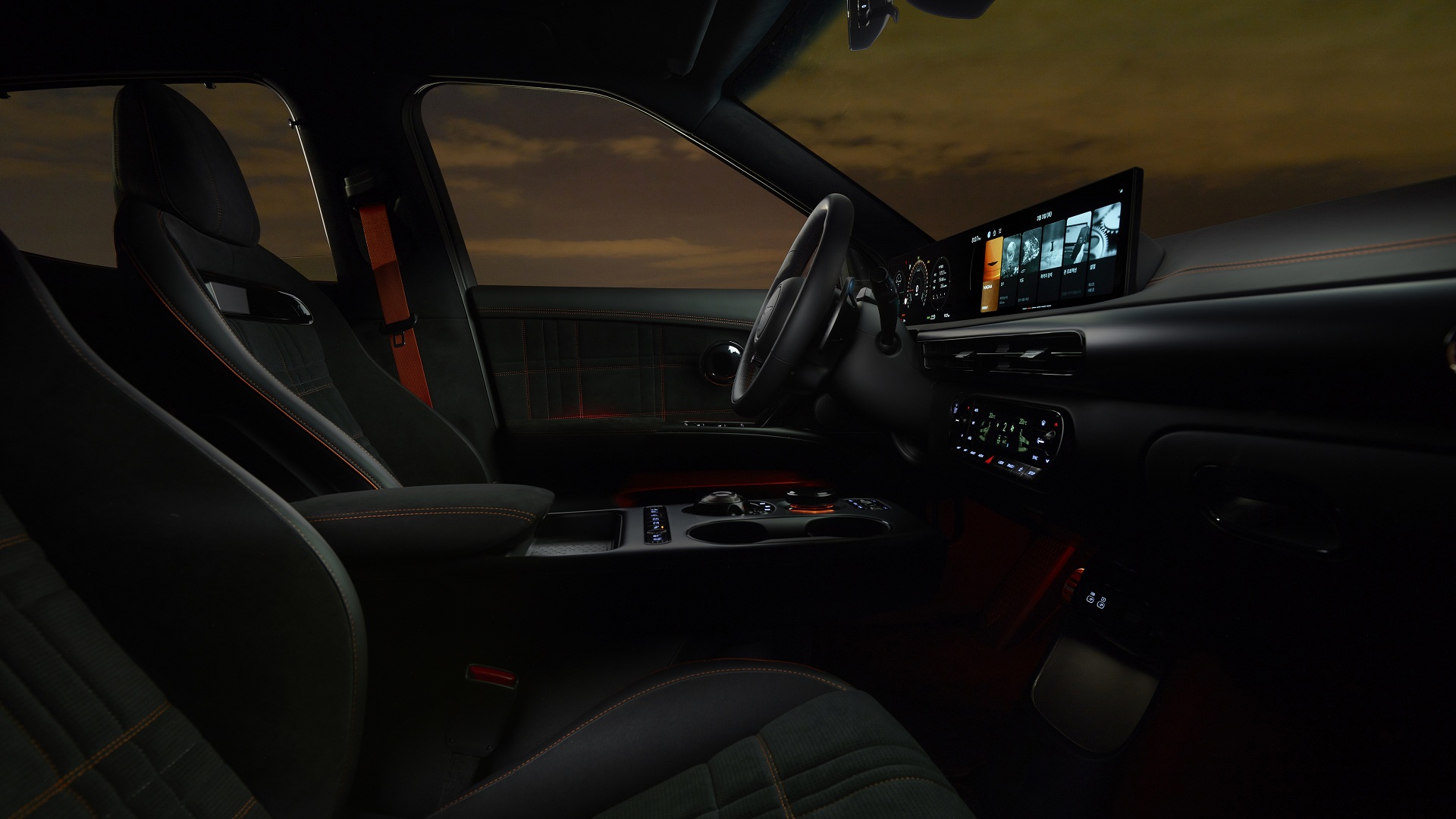 석양 아래 선명하게 드러나는 제네시스 GV60 마그마의 압도적 존재감. 럭셔리 고성능 EV만의 차별화된 디테일을 느껴보세요.