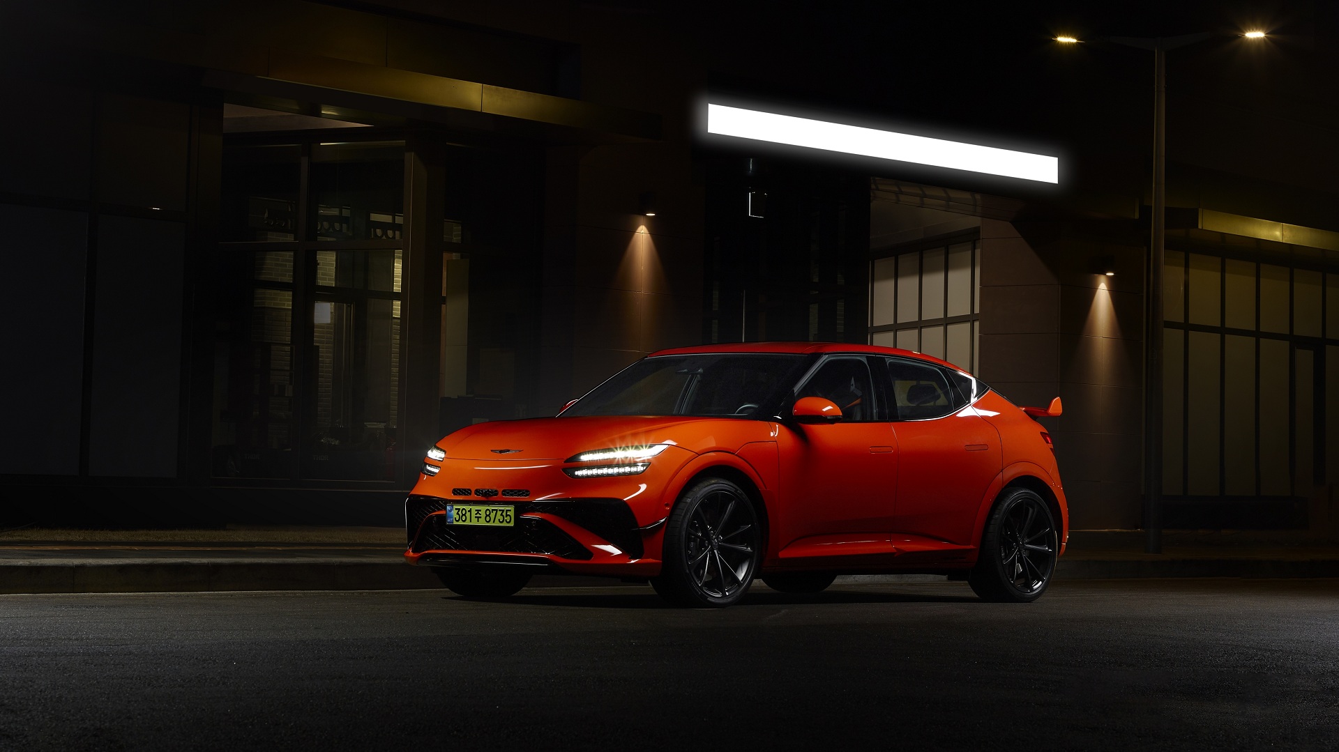 밤이 깊어질수록 더 선명해지는 제네시스 GV60 마그마의 실루엣.