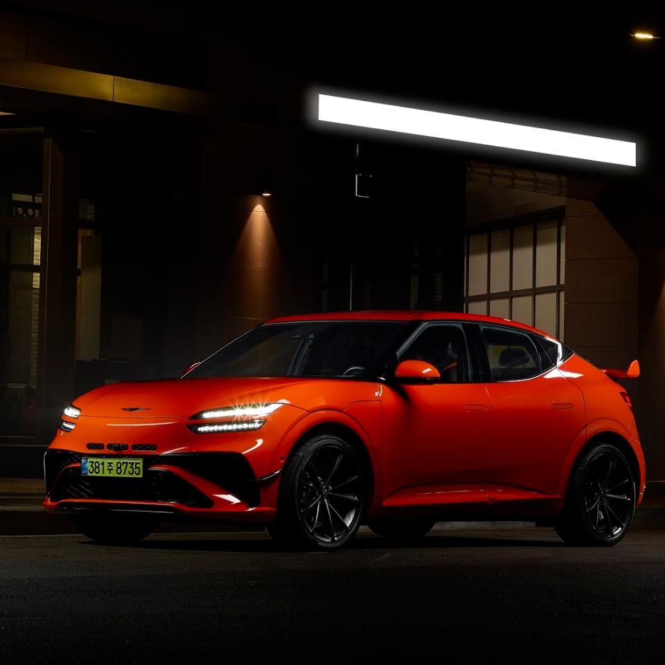 밤이 깊어질수록 더 선명해지는 제네시스 GV60 마그마의 실루엣.