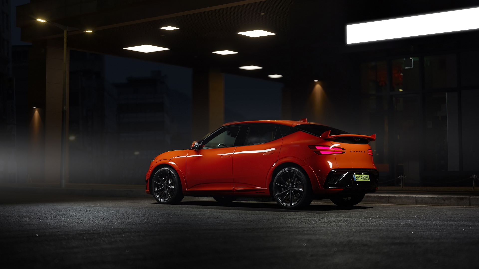 밤이 깊어질수록 더 선명해지는 제네시스 GV60 마그마의 실루엣.