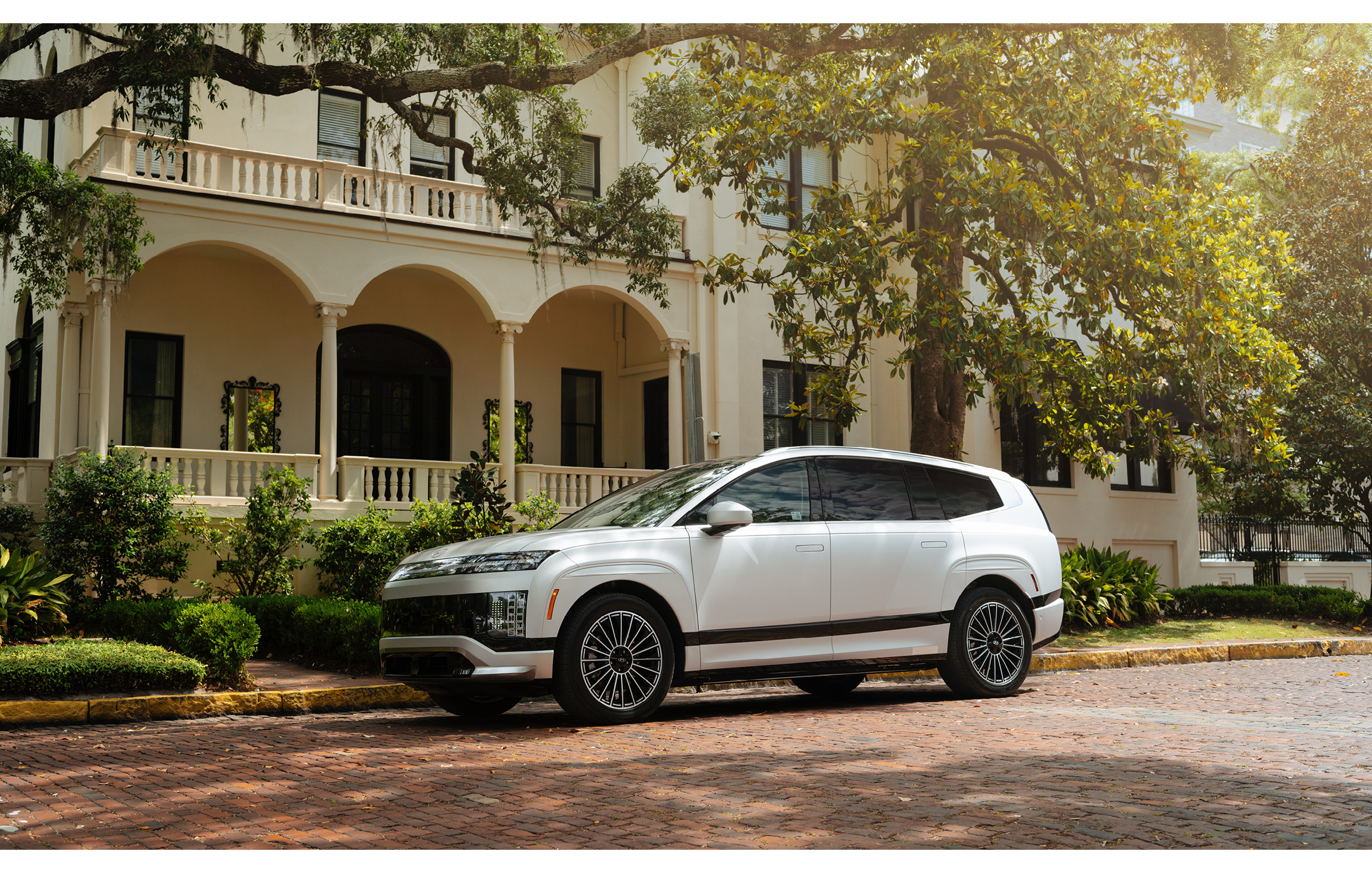 주택 앞에 정차한 현대차 아이오닉 9 전측면 모습